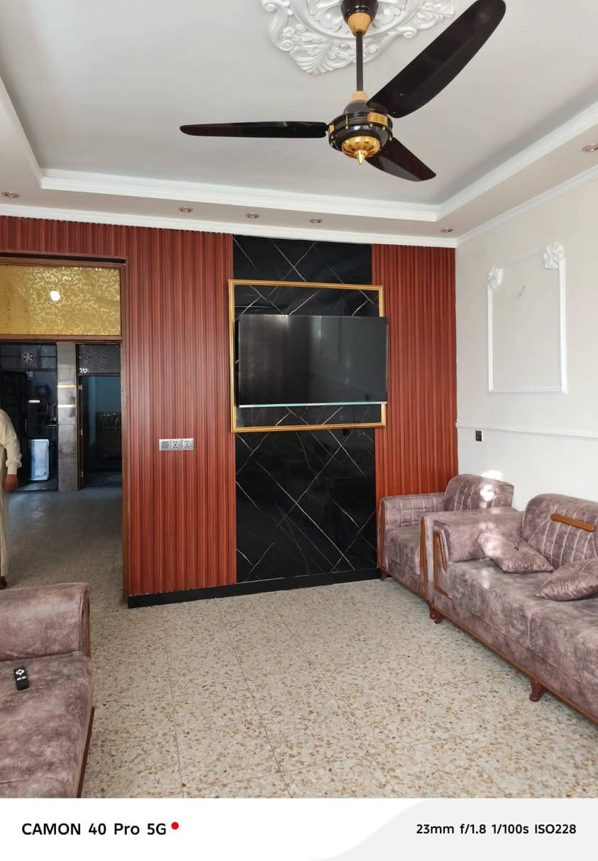 سلام عليكم يوجد بيت للبيع مساحه 100 متر يحتوي على 2غرف نوم واستقبال ومطبخ وحولي وصحيات طابو زراعي سند25 العنوان بغداد الراشديه الناحيه  الاتصال على الرقم ***********
