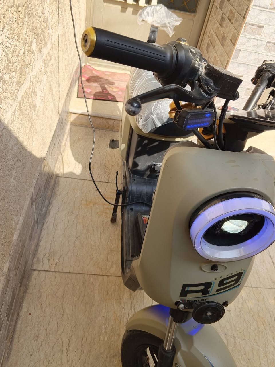 السلام عليكم 
دراجه شحن نوع R9
دراجه موديل 2026 
5بطاريات 
نضام R رجوع للخلف 
نصام p
تشغيل عن بعد 
انذار سرقه 
قفل استيرن 
حساس امامي خلفي 
اناره جانبيه
مكاني الشعب 
سعره 350.    ***********
