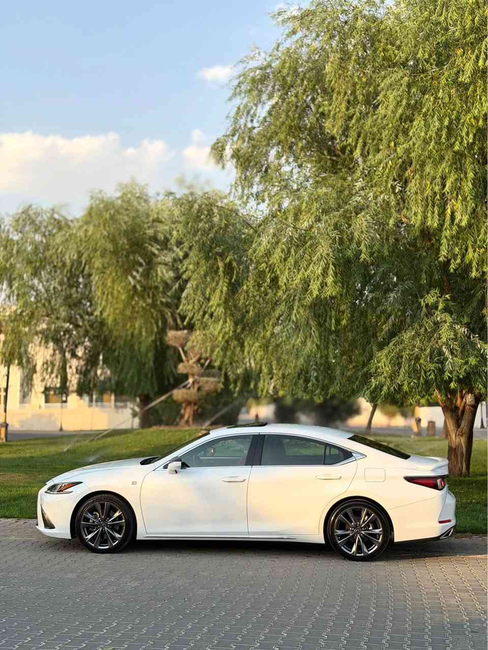 Lexus Es 350 2019
سەیارەکە خلیجیە سفری شەریکەیەو یەک دەستە لە شەریکە سێرڤس کراوەو زەمانی هەیە سەیارەکە بە کلین تایتڵ دێت هیچی نییە 
١. بزوێنەر و کارایی (Engine & Performance)
 جۆری بزوێنەر: 6 سلندەر (V6) بە قەبارەی 3.5 لیتر.  
 هێزی بزوێنەر: 302 ئەسپ (Horsepower).  
 گێڕ: 8 خێرایی ئۆتۆماتیکی (Direct-Shift) لەگەڵ شیفتەری سەر سوکان (Paddle Shifters).  
 سیستەمی پاڵنەر: پێشەوە (Front-Wheel Drive).  
 خێرایی 0 بۆ 100 کم/س: نزیکەی 6.6 چرکە.  
٢. تایبەتمەندییەکانی دەرەوە ( Exterior)
 شێوەی دەرەوە: پێشەوەی ئۆتۆمبێلەکە گۆڕاوە بۆ تۆڕێکی ڕەشی وەرزشی (grille) کە شێوەیەکی هێرشبەرانەی پێدەبەخشێت.  
 ویلەکان (رەنگات): ویلی گەورەی وەرزشی قەبارە 19 ئینچ.  
 لایتەکان: لایتەکانی پێشەوە LED سێ چاو (Triple-Beam LED) لەگەڵ لایتی ڕۆژ.  
 سپۆیلەر: باڵێکی بچوکی وەرزشی (Spoiler) لەسەر سندوقی دواوە.  
٣. ژوورەوە و تەکنەلۆجیا (Interior & Tech)
 کوولینگ و هیتەر: کوشنە وەرزشییەکانی پێشەوە ساردکەرەوە (Cooling) و گەرمکەرەوەیان (Heating) هەیە.
 شاشە: شاشەی گەورەی ڕوونمای ناوەڕاست قەبارە 12.3 ئینچ کە سیستەمی دۆزینەوەی ڕێگا (Navigation) و Apple CarPlay تێدایە.  
 سوکان: سوکانی چەرمی تایبەتی  Sport کە گەرمکەرەوەی هەیە.  
 سیستەمی دەنگ: سیستەمی دەنگی ناوازەی Mark Levinson (لە هەندێک مۆدێلدا وەک ئۆپشن هەیە).  
 شاشەی سەر جەم (HUD): نیشاندانی خێرایی و زانیارییەکان لەسەر شوشەی پێشەوە (Head-Up Display).  
٤. سیستەمی سەلامەتی (Lexus Safety System+ 2.0)
 ڕاداری پێشەوە: سیستەمی ڕێگریکردن لە پیاکێشان (Pre-Collision System) لەگەڵ ناسینەوەی ڕێبواران.  
 مانەوە لە هێڵ: سیستەمی ئاگادارکردنەوە و ڕاستکردنەوەی ئۆتۆمبێلەکە ئەگەر لە هێڵی شەقامەکە لابدات (Lane Departure Alert).  
 خاڵی کوێر: سیستەمی ئاگادارکردنەوەی خاڵی کوێر (Blind Spot Monitor) لە ئاوێنەکاندا.  
 کۆنتڕۆڵی خێرایی: کروز کۆنتڕۆڵی زیرەک (Adaptive Cruise Control) کە دووری نێوان تۆ و ئۆتۆمبێلی پێشەوە دەپارێزێت.  
نرخی سەیارەکە ٣٧٥وەرەقەو کەمێک
مەجالە سەیارەکە خلیجییە شوێن سلێمانی بۆ زانیاری زیاتر ٠

*********** السليمانية, العراق
