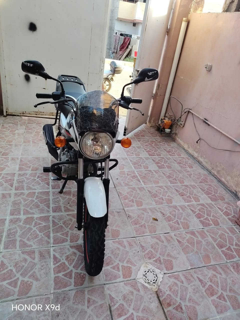 السلام عليكم  دراجه بوكسر موديل 21لبيع  نظافه كدام عينك  مكفوله كفاله عامه رقم نكليزي عنواني ديالى بعقوبه حي المعلمين ***********

نص مكتوب في الصور:
- HONOR X9d