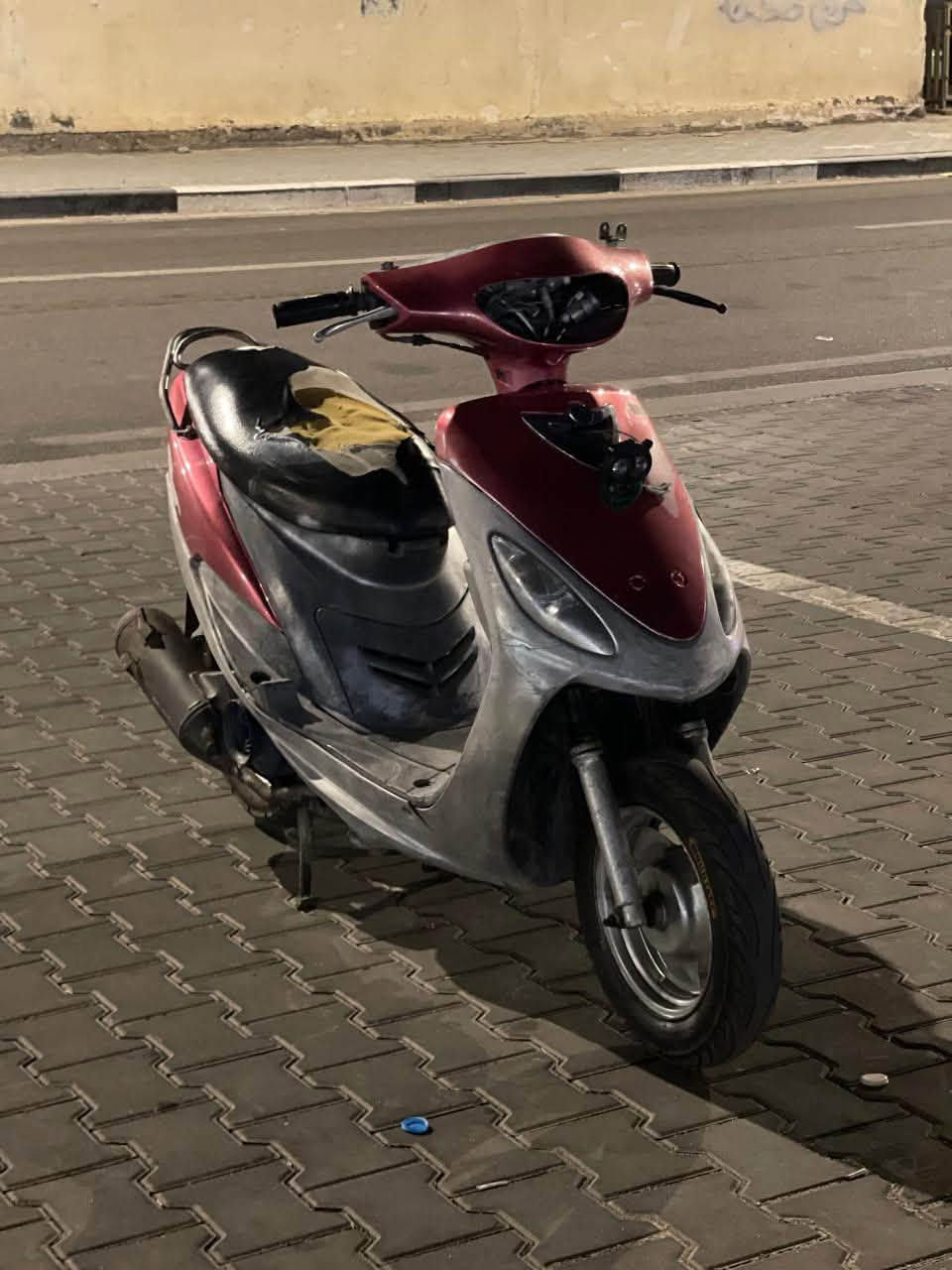 دراجة باله مو تجاريه انا منزلها بيدي من الحاويه بس مكينتها مفتوحة هناك مفتوحة وشلعة ومشي كهربائيات شغالة باتري جديد كيج بانزين يشتغل حتى الكفر الكدام موجود مال لايت ب600 وبيها مجال مكاني الجنينة ***********

