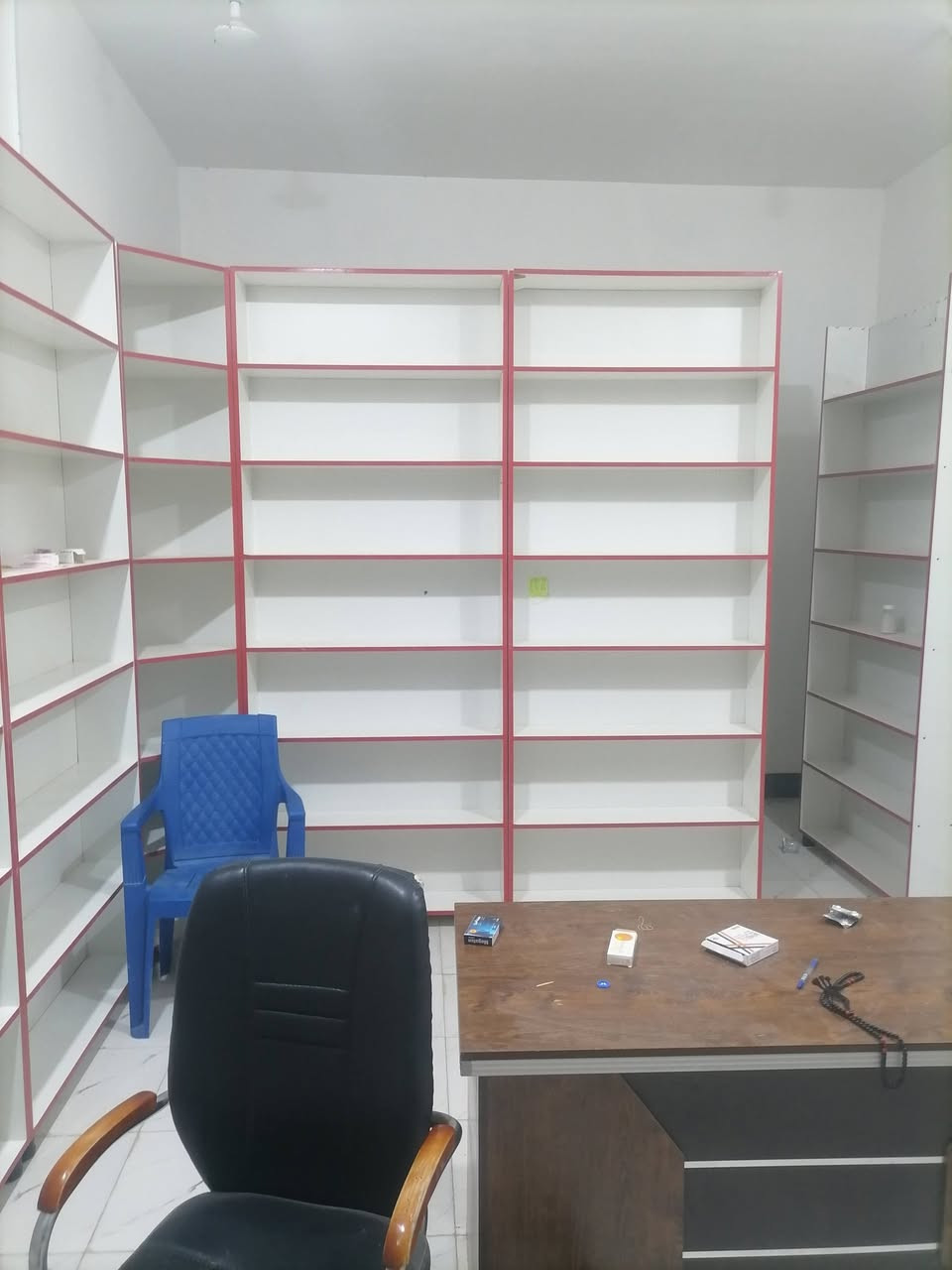 فاترينات ارتفاع مترين ونص وعرض متر عدد ١٥ فاترينه + ميز طول ٣ أمتار وارتفاع متر وعشره جدد استعمال قليل للأسفسار التواصل عله الرقم ***********

