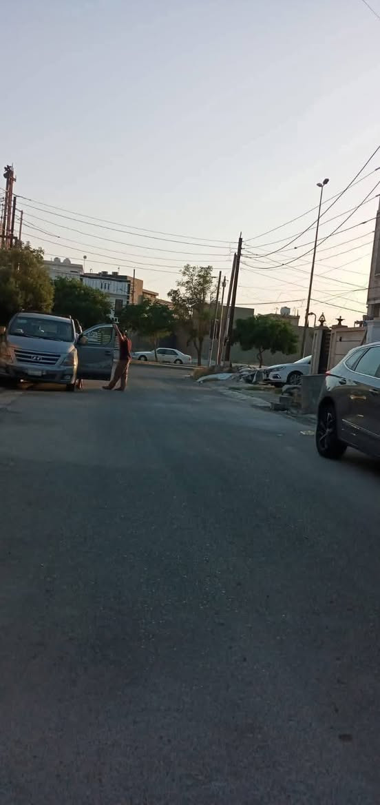 اعلان… .(365)

بيت طابقين للبيع مساحه /240متر 
/واجه  /11.75متر/… 
 نزال /20.40متر/… 
   يقع في حي الاطباء مربع الياسري أول فرع بعد الخدمي مقابل السمجة . ببداية الفرع 20متر عن  الشارع التجاري. يتكون من 
 (حديقه صغير)  (استقبال)  (حولي كبير )  (3 غرف نوم ) (2صحيات)  (مطبخ حار .ومطبخ بارد) ( ترك خلفي 4𝘅4𝗺 )
 الطابق الثالث بناء  سندويج يحتوي على( غرفة كبيرة قابلة للتقسيم )  (غرفة منام)  (مطبخ ) (صحيات )( وجود مساحة بالسطح , درج خارجي بمدخل منفصل )
الواجهة عريضة تسمح باستثماره حيث يمكن تقسيمه الى ثلاثة أو أربعة وحدات سكنية وتأجيره.
للاستفسار مراسلة الصفحه📬 اوالاتصال علئ الرقم يتوفر وتساب. 
(((***********))))
[[مكتب الديار للوساطه العقاريه وتعقيب المعاملات وتسهيلها ]]
(((بادارة سيد عمار))) بغداد, العراق
