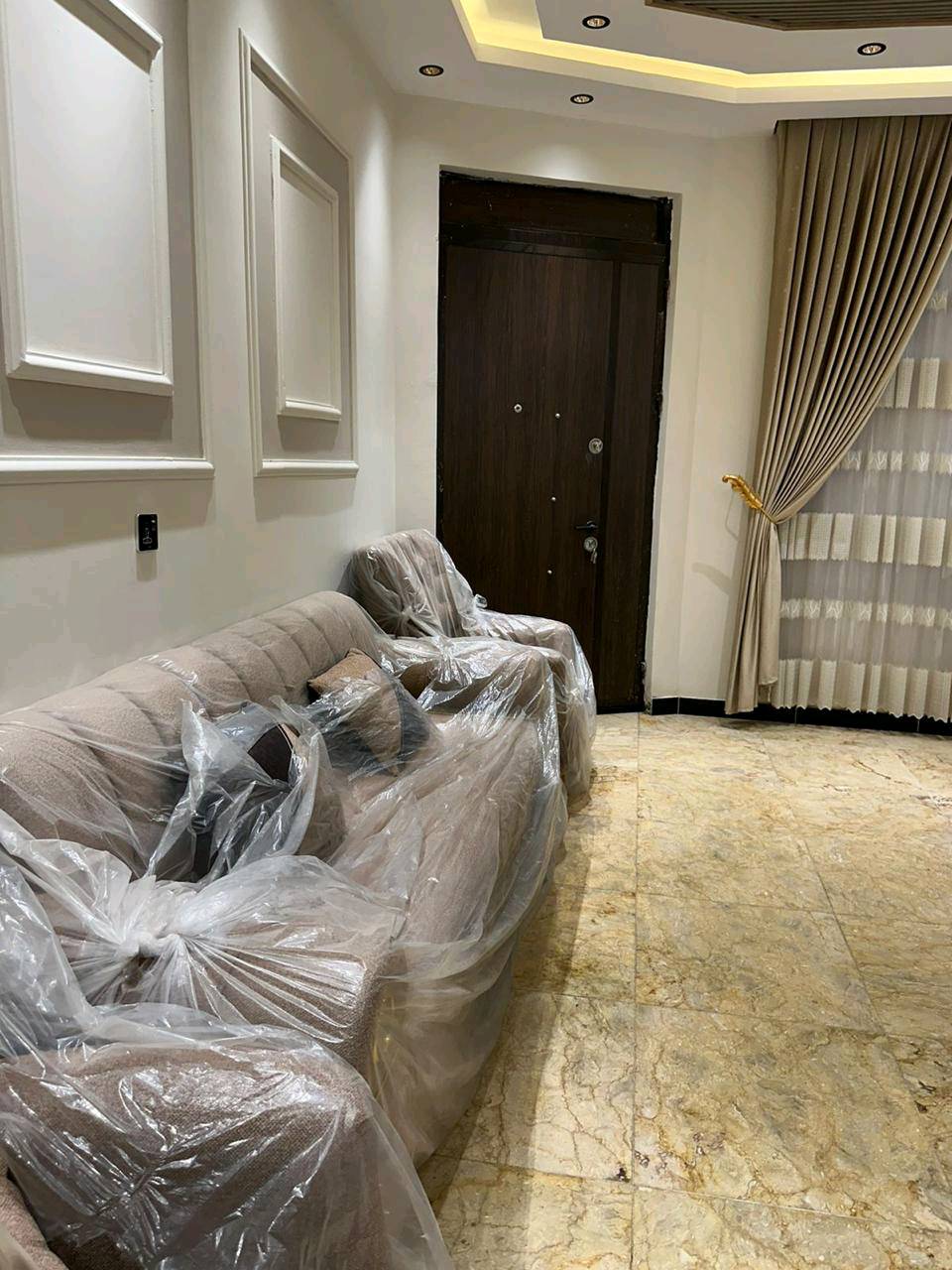 🏠 بيت للبيع في بغداد – الدورة

📍 الموقع: الدورة – خلف كلية الهادي
📐 المساحة: 100 متر
🏢 3 طوابق
🛏️ 5 غرف نوم
🚿 4 حمامات
🛋️ مؤثث بالكامل وجاهز للسكن

✨ مناسب للسكن أو الاستثمار التجاري
✨ موقع مميز وقريب من الخدمات

📱 للاستفسار والتواصل عبر واتساب فقط:
***********