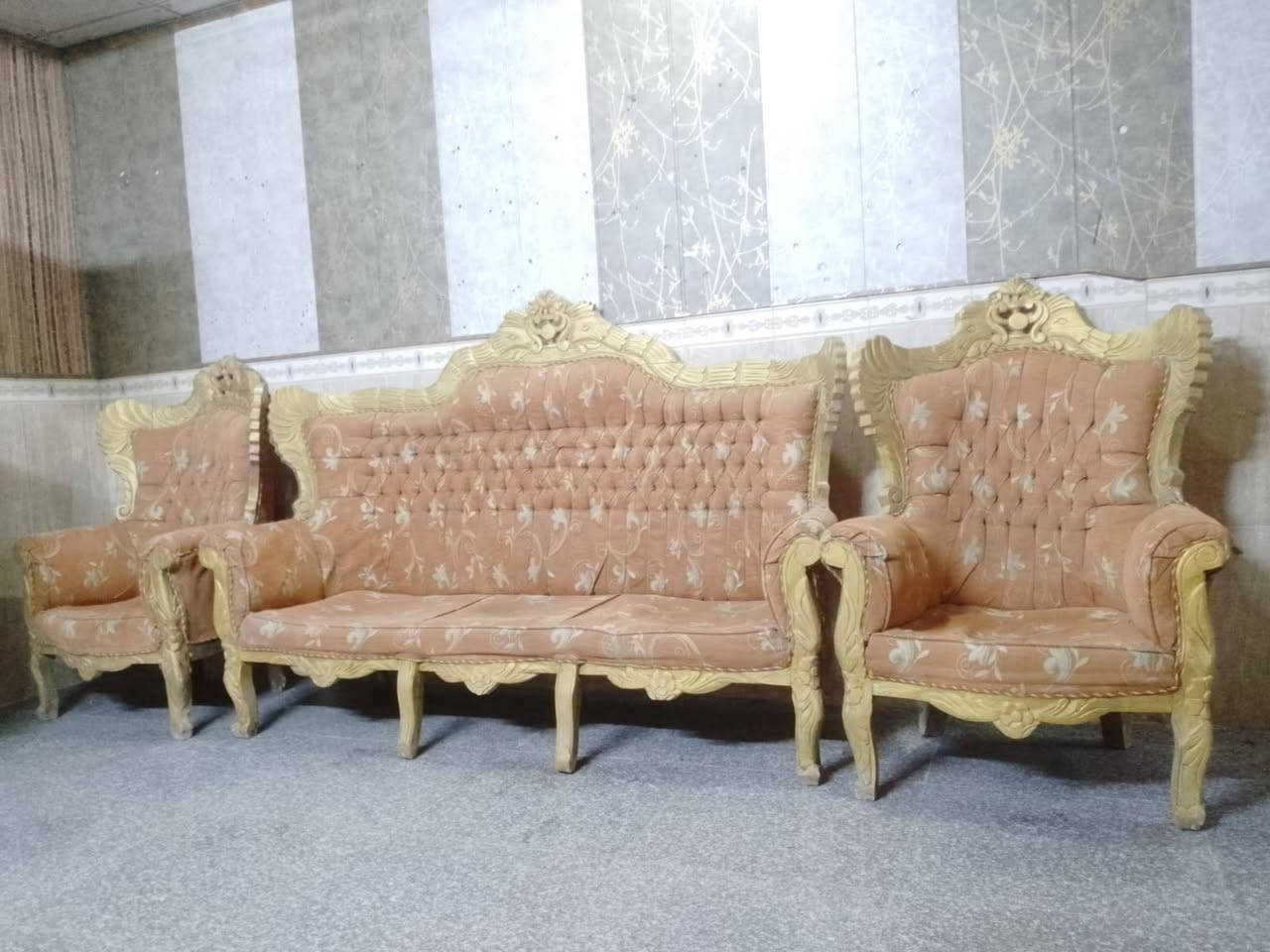 تخم ملكي  زان مصري عشر مقاعد نظيف جدا السعر٢٠٠
جميله ساحه ٥٥
***********
