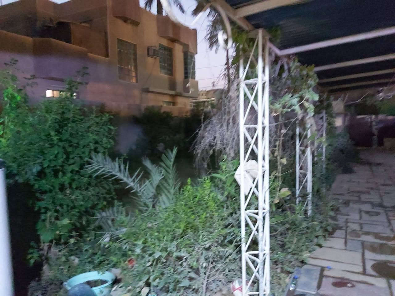 بيت للبيع في السيدية خلف جامع بلاط الشهداء قريب من الشارع الخدمي للطريق السريع مقابل مجمع مارينا مساحة500م واجهة 12.5 ونزال40 للاتصال عى الرقم ***********
