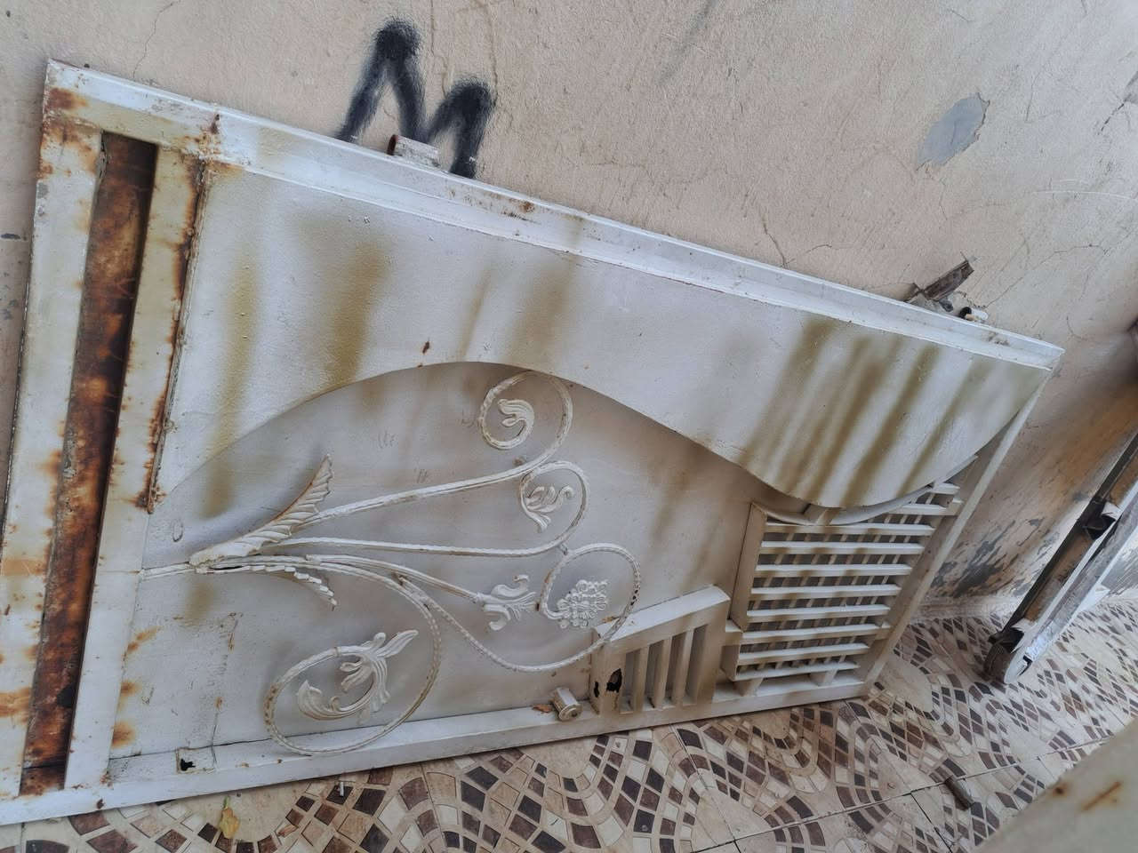 باب للبيع *********** و ***********
