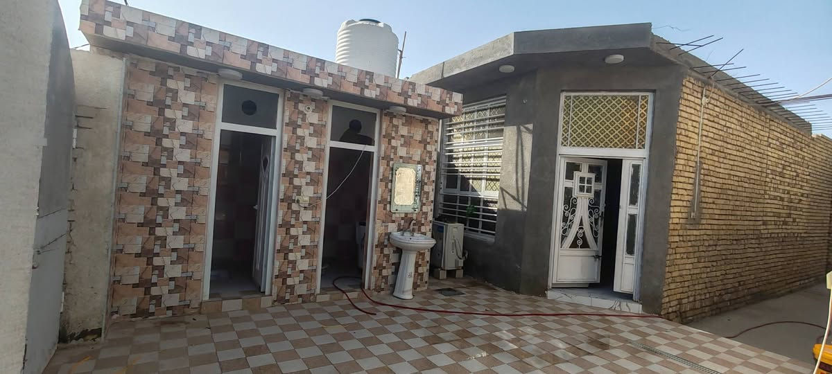 بيت 200متر +مشتمل 100متر +قطعه 80متر مسيجه ركن من ظمن النواب الظباط حي الجوادين وجها ع شارع الحي 
المشتمل حاليا مأجر
 تقاصيل اكثر ع خط ***********
