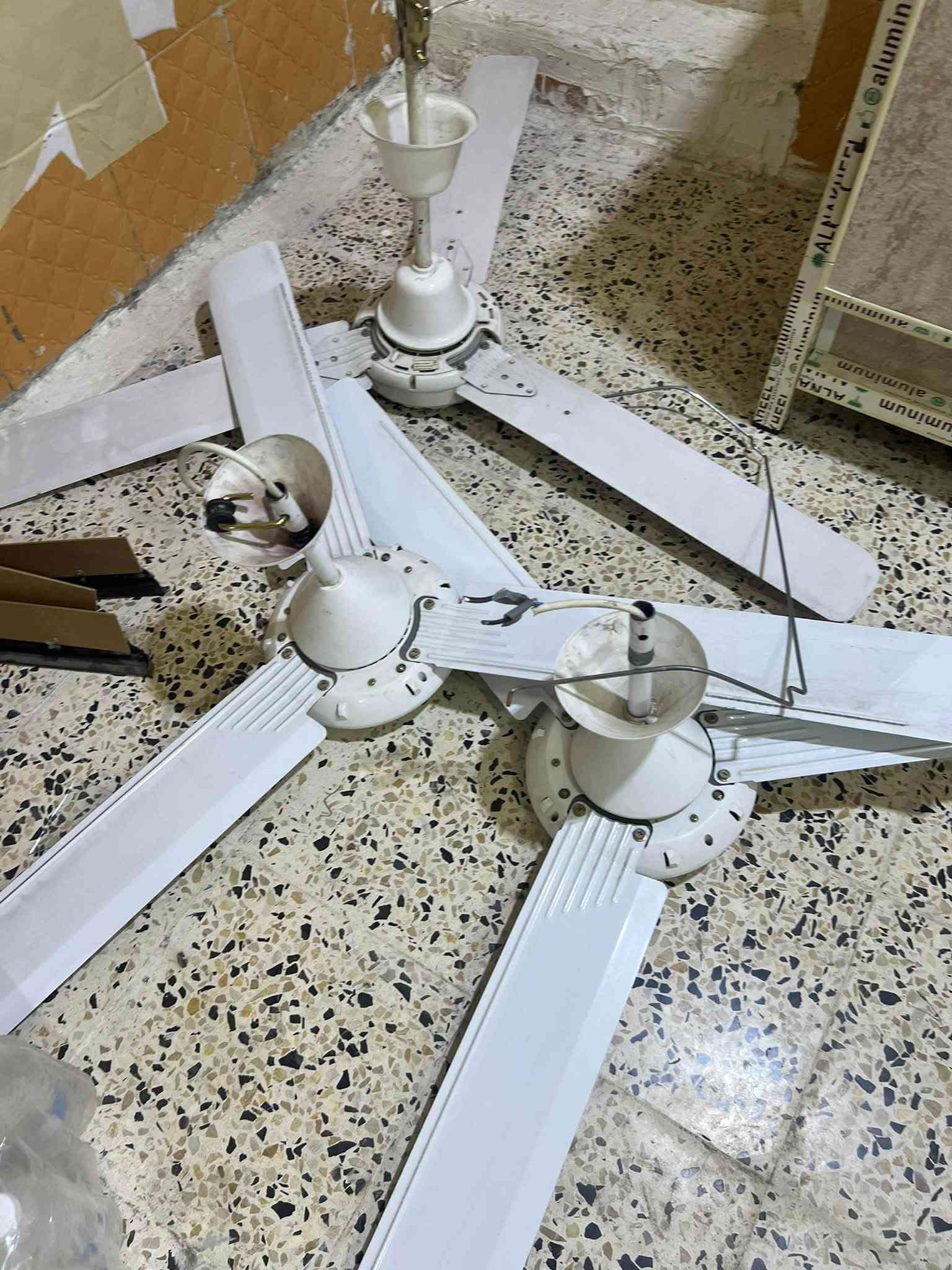 السلام عليكم غراض للبيع غرفه٨ قطع قبل ١٥ ايام شاديها سعرها ٥٠٠ قفل كنتور بابين صاج ١٥٠ سعره ميز معه ٤ كراسي ٦٠ قفل كاونتر بعده بل نايلون اب٣٢٥ قفل بنكات ٣ الوحده عله١٥ بل جيس وجزامه ومرايه١٠٠الف   عنوان بغداد مستعجل عله بيعتهم ***********
