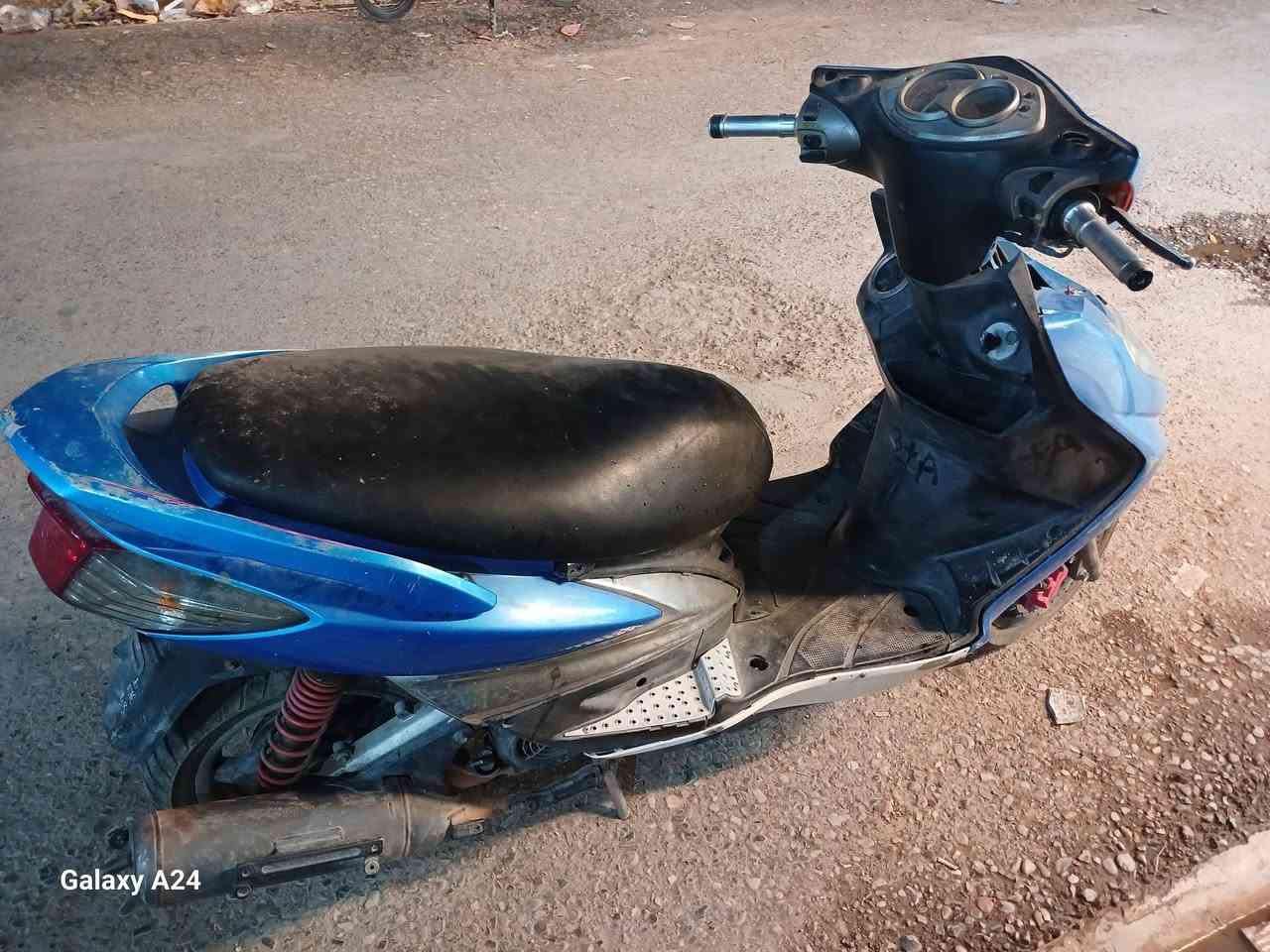 سلام عليكم دراجه سكنس فحل نوزل للبيع ابيع كوم حديد لاتجي وتكلي شبيها الدراجه طافيه كاطعا ناريه ابيع كوم حديد عنواني ديالى بعقوبه حي المعلمين رقم ***********
