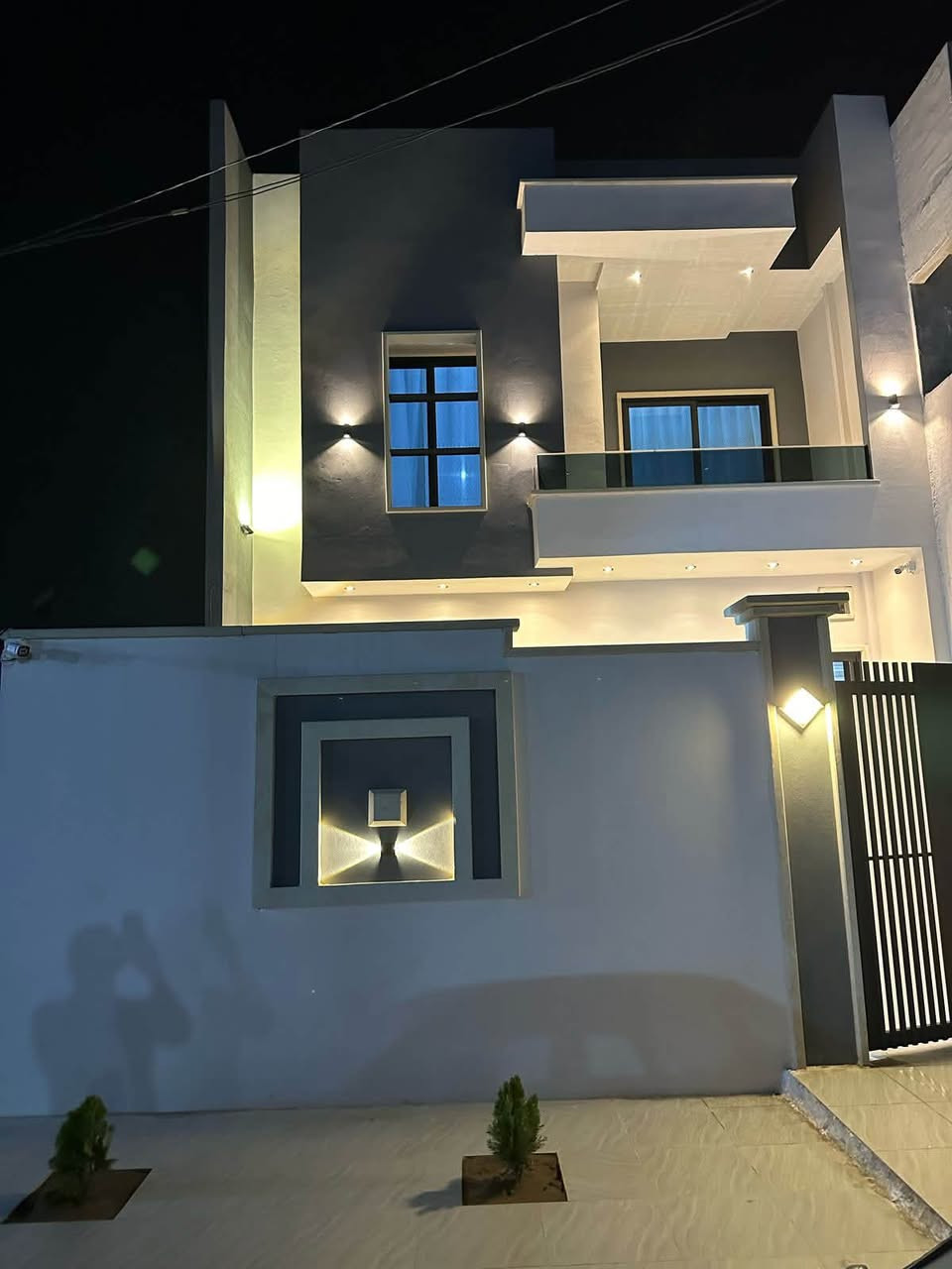للبيع 🏠 

 دار للبيع في منطقه جمعية العدل المساحة ١٧٨م

 طابقين يحتوي طابق الارضي يحتوي على غرفة نوم

     واحدة واستقبال +هول+حمام+WC عدد٢ 
 
 حديقة داخلية+حديقة خارجية/الطابق الثاني يحتوي
 
 على ثلاثة غرف نوم+هول+حمام+WC+بلكونة

   ملاحضة خلف الدار أرض متروكه ترهم حديقة

#عبدالعزيز_الزيدي_للعقار

للاستفساروالطلب اتصل على الارقام التالية

***********
***********

