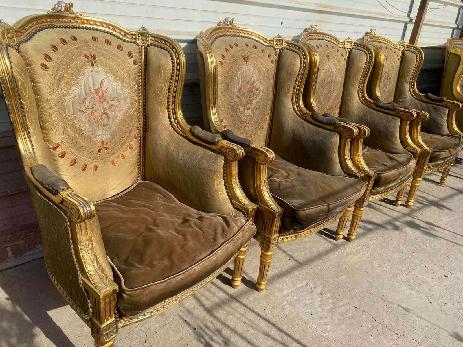 السلام عليكم 
تخم مصري خشب زان درجة اولى 10 نفر قنفتين ام 3 نفر و4 كراسي الخشب مابي اي ضرر بس الدوشمة تعبانة ينرادلها دوشمة التخم شحن من مصر مباشرة خشب ثقيل وتكمة يعني الي ياخذه مجرد يغير الدوشمة يرجع توب وراقي ويتحمل اوزان ثقيلة المكان بغداد حي العدل للاستفسار الاتصال على الرقم ***********
