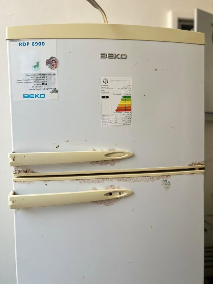 للبيع ثلاجة BEKO
للبيع ثلاجة BEKO RDP 6900 مستعملة.

❄️ الفريزر والتبريد شغالين
📦 حجمها جيد ومناسبة للبيت
🔹 تحتوي على رفوف وأدراجها
🔹 البيع بسبب شراء ثلاجة جديدة
🔹 الثلاجة قديمة وبها آثار استعمال وصدأ ظاهر بالحواف، موضحة بالصور

تجربة الثلاجة لمدة 3 أيام للتأكد من التبريد والتجميد، وبعد مرور 3 أيام يُعتبر البيع نهائيًا 

💰 السعر: [125ألف]قابل للتفاوض بالمعقول
📍 الموقع: [داخل الموصل ]

البيع كما موضح بالصور، والجاد يراسل على واتساب الرقم ‭***********‬
