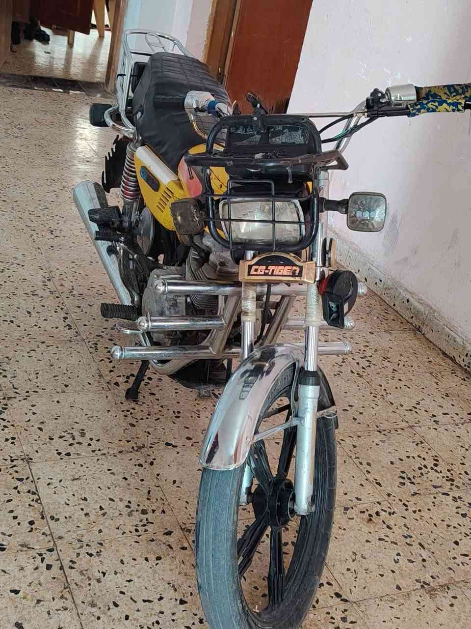 السلام عليكم دراجه إيراني نضيفه أربعه كير محرك تايكر 125cc مودل23 بدون اوراق السعر 400وبيها مجال شي قليل العنوان المضيج تحياتي للجميع ***********
