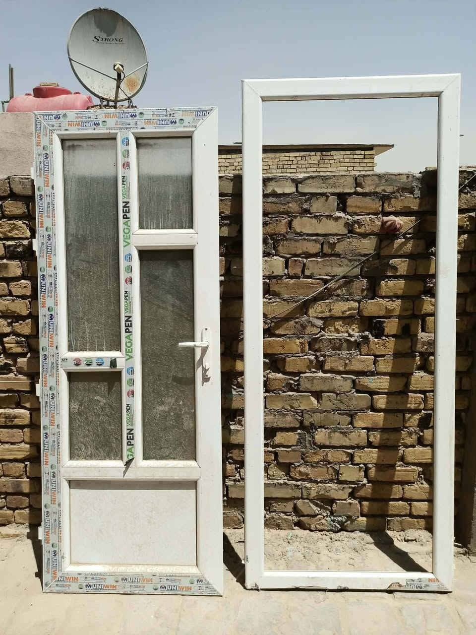 السلام عليكم أخوان عندي هاي الحدادية بيع مستعجل بسبب الأنتقال  شغل درجة أولى ثقيل vipاستعمال قليل نضافتهن 90%بس عليهن تراب بيهن شبابيك حديد عدد 3 تؤأم جامهن بيهن  والبقية bvc.  شبابيك وأبواب مع الجام ثقيل مالتهن كلة موجود يعني مال بيت كامل رايدتهن شلعة وحدة 500 وبيهن مجال للشراي  للتواصل  الاتصال  أو راسلونا واتساب ع هاذا الرقم *********** مكانهن حي النداء شارع المجمعات
