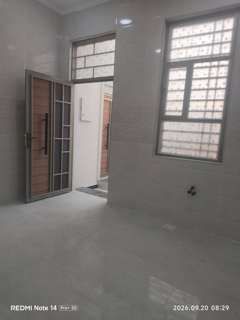 بيت للبيع 145 متر - بناء حديث 🏠الموقع: الجزيرة الثالثة - اليوبه- شارع الرحمة.الشارع: عريض (٨ متر).نوع السند: زراعي صرف سند 25.البيت يحتوي على:غرفتين نوم.ديوانية للخطار.صالة ومطبخ.كراج للسيارة.حمام وتواليت داخلي + تواليت خارجي.الخدمات: كاملة (ماء + كهرباء + مجاري). #دار# الجزيره.   ***********

نص مكتوب في الصور:
- REDMI NOTE 14 Pro+ 5G 2026.09.20 08:30
- REDMI Note 14 Pro+ 5G 2026.09.20 08:29
- REDMI Note 14 Pro+ 5G 2026.09.20 08:28