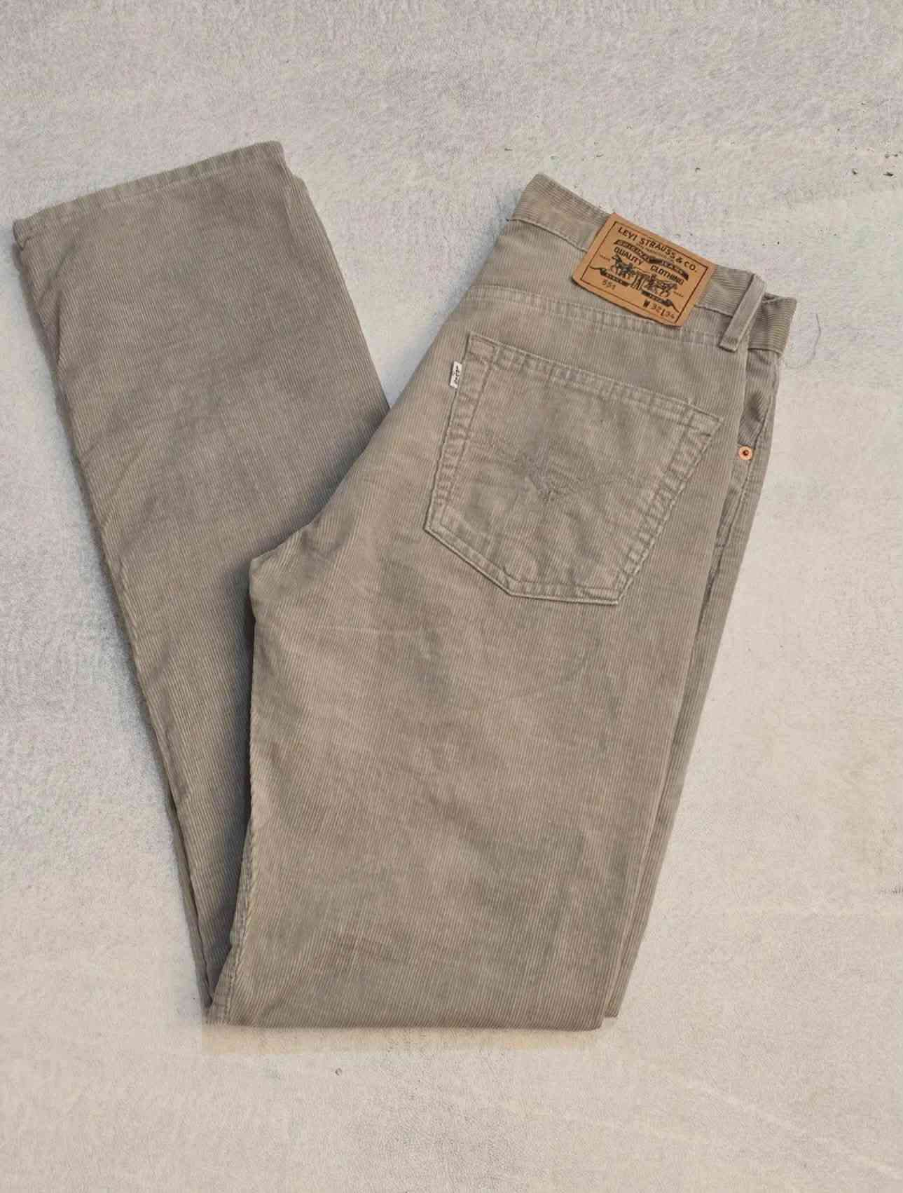 بنطلون مخمل مضلع قديفة كلاسيكي من انتاج شركة Levis
القياس 32 
طول 114
السعر 25 
النظافة 100%
للحجز خاص او واتس اب ***********

