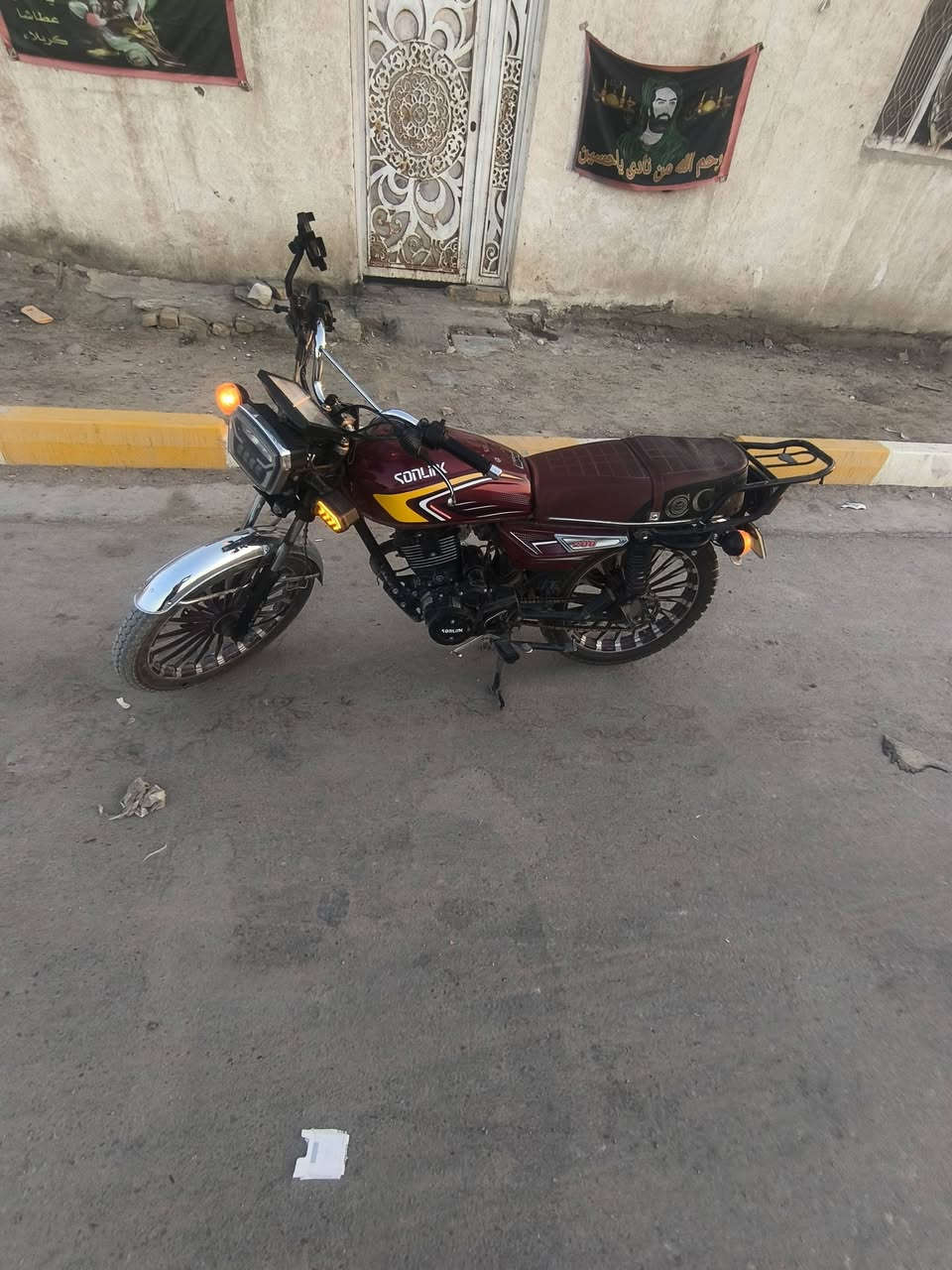 السلام عليكم دراجة سونك محرك 200cc سرعة 140... 📣📣
الدراجة بيها عيوب حتى اكون وياك راس براس قبل لا تاخذ وهذا حلال اذا بعتها الك وتطلع بيها شي ما گايله تطلع عليه..
ا- الدراجة دبلاتها يحتاج تجفيت ب 10 يم جعفر الي بالثورة يجفتها الك.مع العلم الدراجةدبلاتها ما واكفه يعني تمشيك 9 اشهر لكدام .. 💯💯
- والمكينه صرتها من جوه لاحمها لأن طگت من ضبيتها بدريل وهي حاميه وبيها تنقيص بسيط♨️♨️♨️
ـــــــــــــــــــــــــــــــــــــــــــــ
- كهربائيات كلها شغالة (هورن-سلف-اشاير-دبل اشاره)  
دشبول دجتل كله شغال ودراجة تمشي خير من الله بس يرادلها تجفيت

السعر رمزي جدًا رايدها ب 650 الف وبيها مجال الدراجة بيها 4 اوراق واحولها باسمك من اول يوم.. 
المكان (تضحية-قرب مدرسة حبيب بن مظاهر) 
تواصل خاص او واتساب (***********
