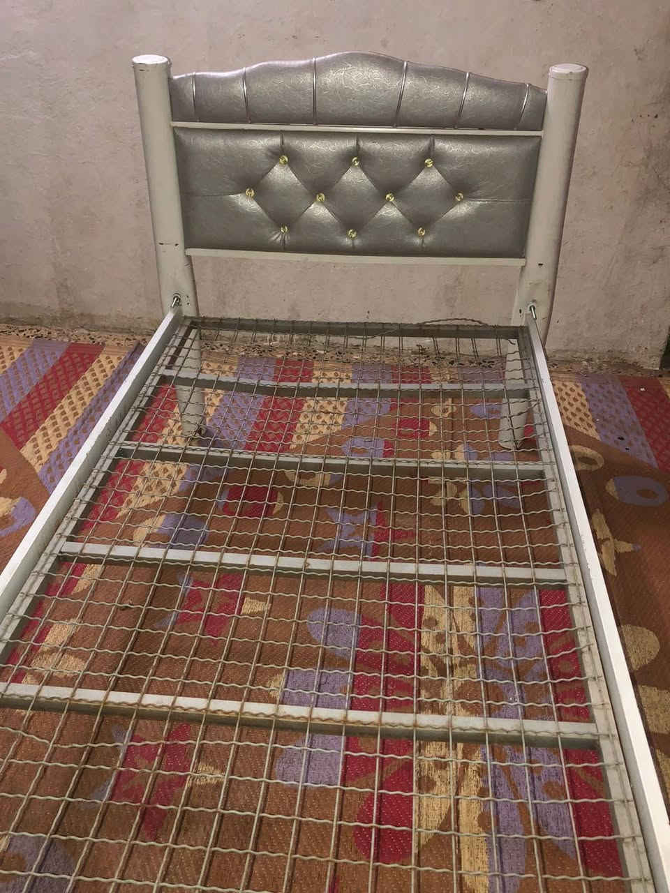 سرير حديد • حجم نفر • للبيع
