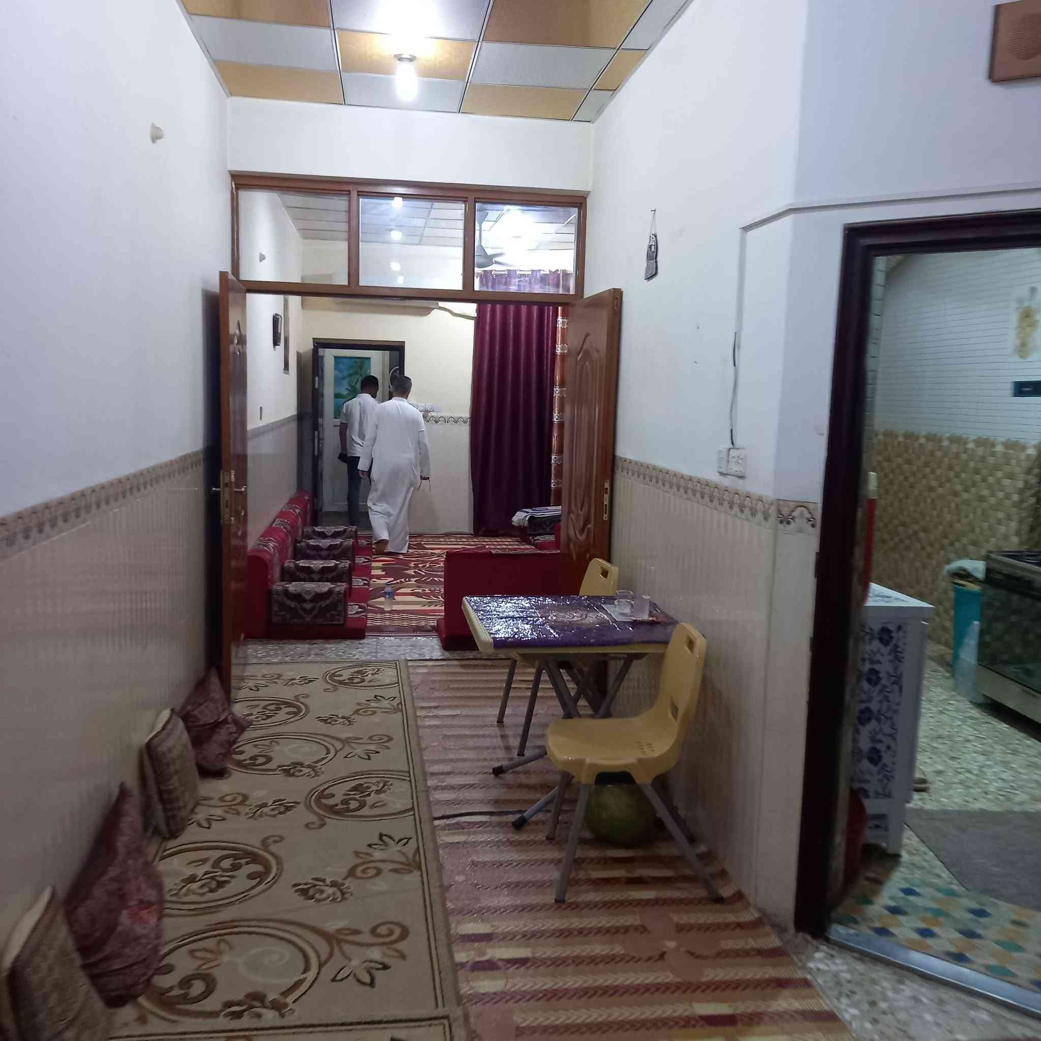 دار ١٠٠م طابقين نظيف جدا حي العدالة للايجار مفاتيحه عندي طابق الأول إستقبال وصالة ومطبخ وغرفة وصحيات والثاني ٢غرفه وصالة وصحيات للاتصال *********** *********** مكتب ابو فاطمة حي العدالة شارع المستوصف
