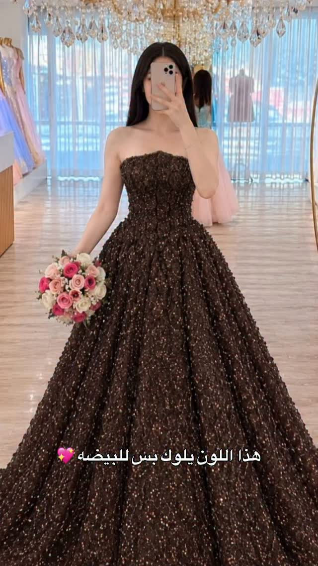 وين العروسات البيض 😁💖 
عروس وتدورين فستان يخطف الأنفاس ؟  هنا البداية ... وهنا الاختلاف  اختاري الفستان اللي يخلي الكل يلتفتلج ويخلي لحظتج تنحفر بالذاكرة .  ليلو للعرائس | LILLO FASHION  البصره الجبيلة مقابل جزاره ومشويات سعد  **********************  احجزي هسه قبل لا ينحجز - 

#عروس #فساتين #زواج #اكسبلور #خطوبه

نص مكتوب في الصور:
- هذا اللون يلوك بس للبيضه
