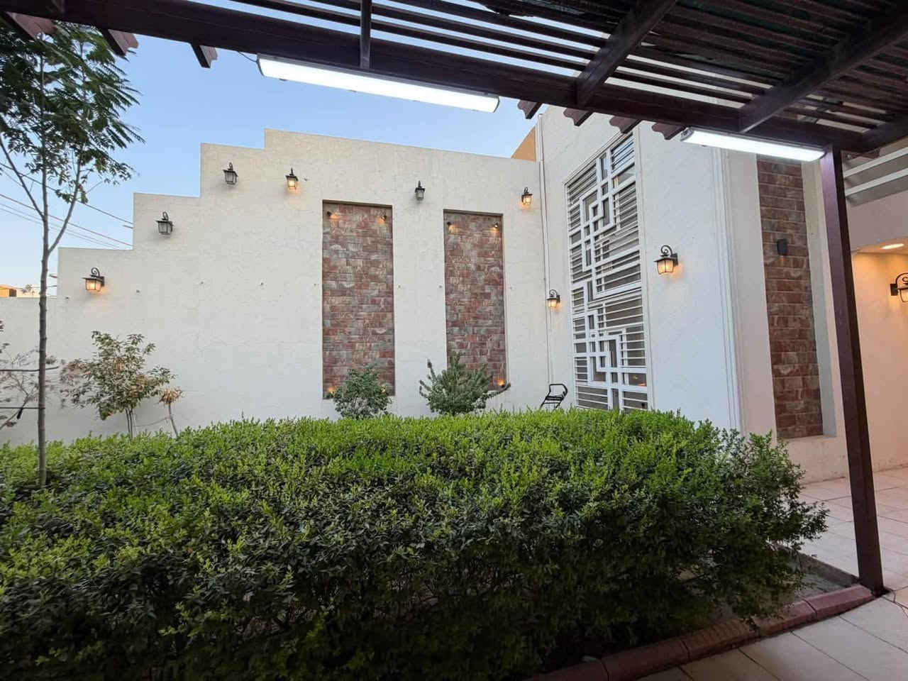 افخم وأجمل دار سكني بمساحة 250 متر بكل قرية الغدير ألأولى 
محافظة النجف الأشرف 
ومقابيلة حديقة تابعة للدار مساحتها 200 متر مسيجة ومسقفة وجاهزة
واتجاه الدار مشرق
يحتوي الدار أربعة غرف نوم واحدة في الطابق الأرضي وثلاثة في الطابق الاول
الدار متعوب عليه ويحتوي الكثير من الإضافات والتعديلات ويباع مع الأثاث كاملاً مايحتاج اي شي فقط تسكن مباشرةً
الملكية طابو مُلك صرف سند حُر 
لمعرفة السعر والتفاصيل ولمعاينة الدار اتصل بنا
***********
مكتب عقارات صادق الخزعلي
