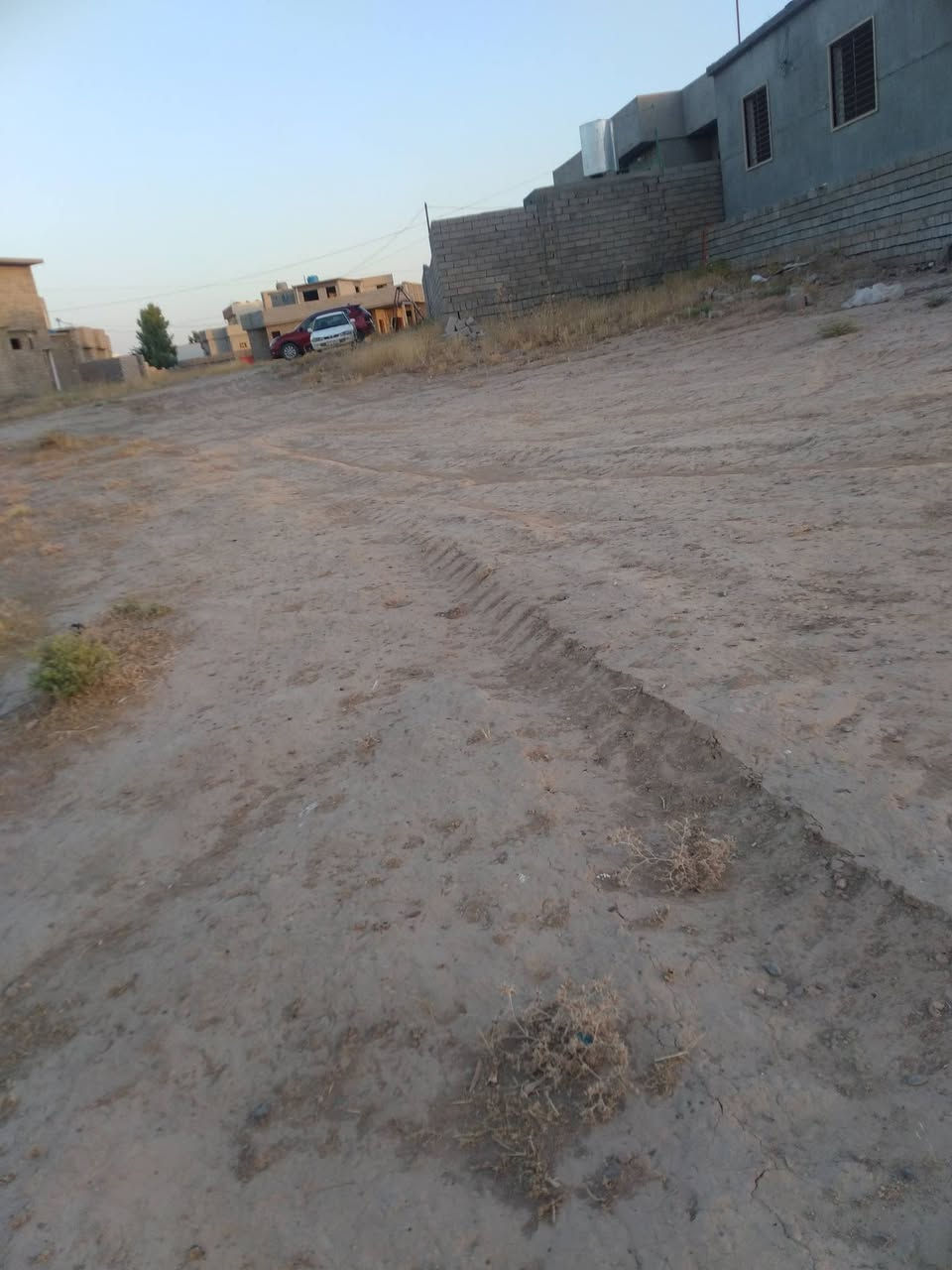 ارض للبيع طريق حولي على جهة يمنه مرتفعه قريبه على حمدي عذبه ٤٠٠ متر سند زراعي ***********
