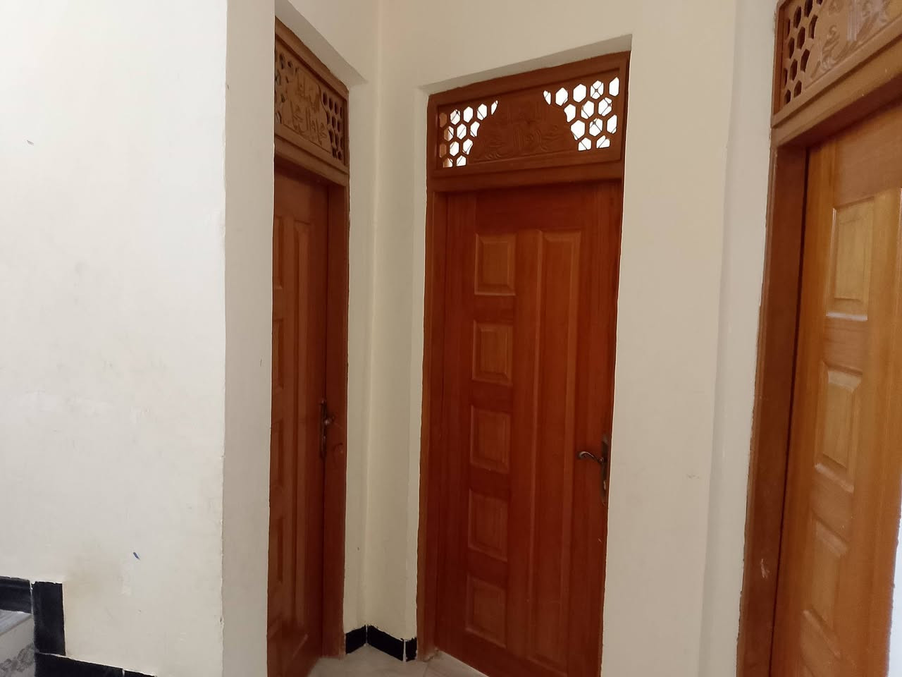 البيت للبيع طابو صرف 100 متر مربع 10في 10 طابقين حي الجامعه شارع 20 قرب مدرسة السجى بناء طابوق صب كونكريت 4 غرف نوم استقبال مطبخ صاله عدد 2 صحيات داخل وخارج خدمات كامله سعر على الاتصال ***********
