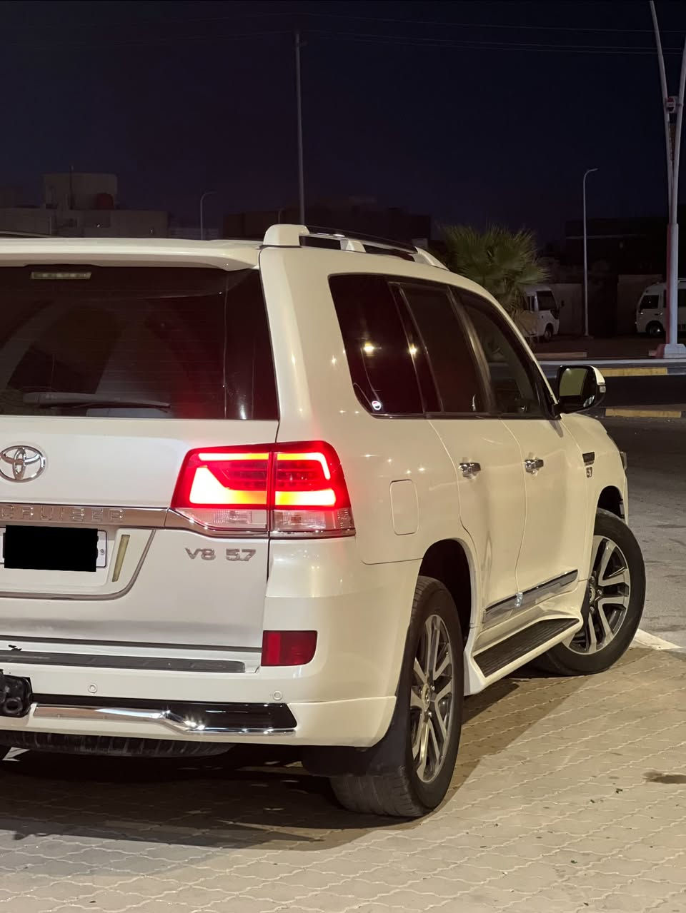البيع لاندكروز 2017 VXR5.7 كفالة عامة ترهم مراوس 

    مقاعد جلد
* مقاعد أمامية كهربائية
* ذاكرة للمقعد في بعض المواصفات
* تبريد وتسخين المقاعد
* ثلاجة داخلية
* مكيف أوتوماتيكي/تحكم بالمناخ
* شاشة ونظام ملاحة
* Bluetooth
* USB
* نظام صوتي فاخر
* شاشات ترفيه خلفية في بعض النسخ
* مثبت سرعة
* تشغيل بصمة/زر
* تحكم بالمقود
* * رادار أمامي Dynamic Radar Cruise Control
* نظام ما قبل التصادم PCS
* تنبيه مغادرة المسار LDA
* مراقبة النقطة العمياء BSM/BSD
* تنبيه حركة المرور الخلفية * ABS
لاستفسار/***********
مكان سيارة البصرة
