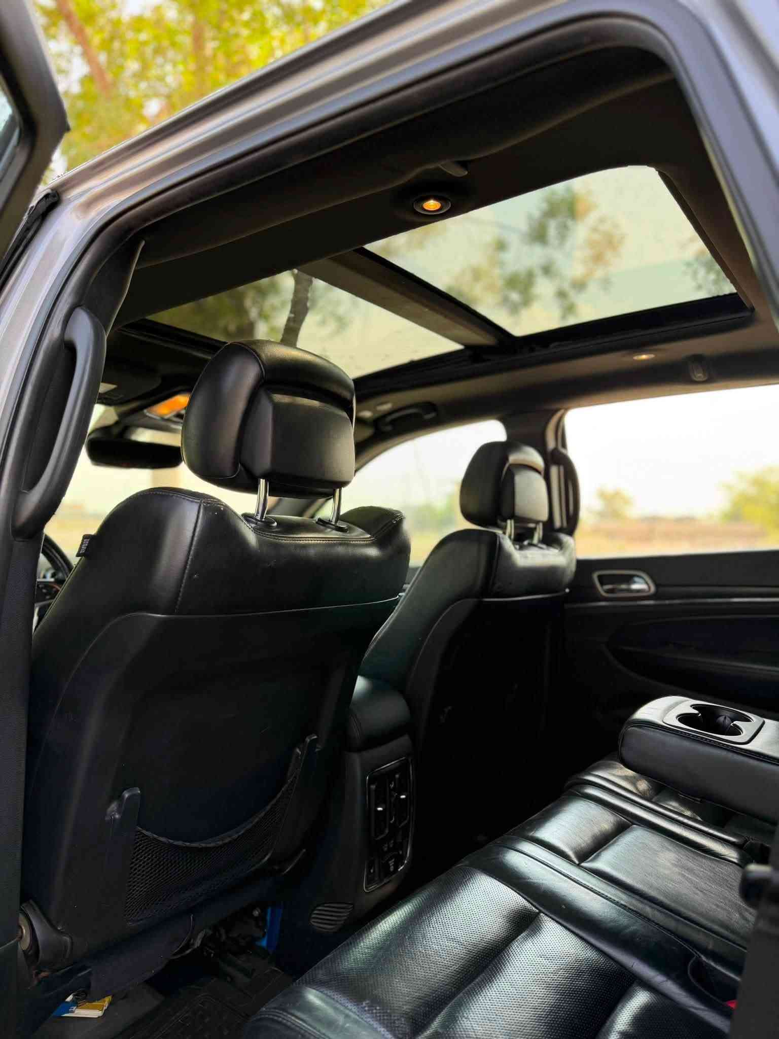 🚘 جيب جراند شيروكي 2020
🔹 الموديل: 2020
🔹 اللون الخارجي: رصاصي
🔹 المحرك: 6 سلندر
🔹 القير: أوتوماتيك
🔹 الدفع: رباعي
🔹 الشاشة: شاشة كبيرة
🔹 الداخلية: جلد
🔹 الكشنات: جلد
🔹 المقاعد: كهربائية
🔹 المقود: متعدد الوظائف
🔹 كاميرا خلفية
🔹 حساسات خلفية
🔹 تحكم بالمقود
🔹 بلوتوث + USB
🔹 مثبت سرعة
🔹 تكييف أوتوماتيك
🔹 تشغيل بصمة
🔹 دخول ذكي
🔹 جنطات ألمنيوم
🔹 أنظمة أمان متعددة
🔹 السيارة بيها بنيد +دعاميه 
🔹بنورامه
🔹السعر 19,500 الف دولار 
للتواصل ***********
