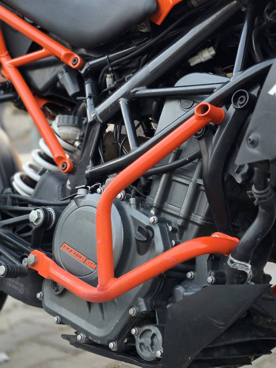 KTM 250cc 2013 
 المواصفات 
محرك 250cc
موديل 2013 
حقن الوقود نوزل 
تبريد ماء 
المكابح او البريكات abs خلفي امامي
لايت زنون بلادي مع سكن LED 
كزوز مايف وكاله 
حجم الإطار الخلفي 160 . 17 
شاشه دجتل الكتروني 
تحديد موقع بلادي GBS 
منفذ USB شحن الموبايل  
ممشه دراجه 8000km 
#ملاحظه الدراجه وارد ياباني بدون رقم فقط منفيس ومكاتبه فقط 
عنوان بغداد 
***********
