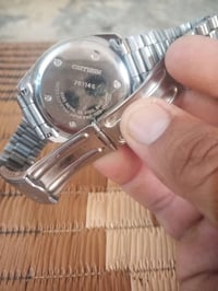 ساعه للبيع من ماركه ستزن  على سعر ابيع