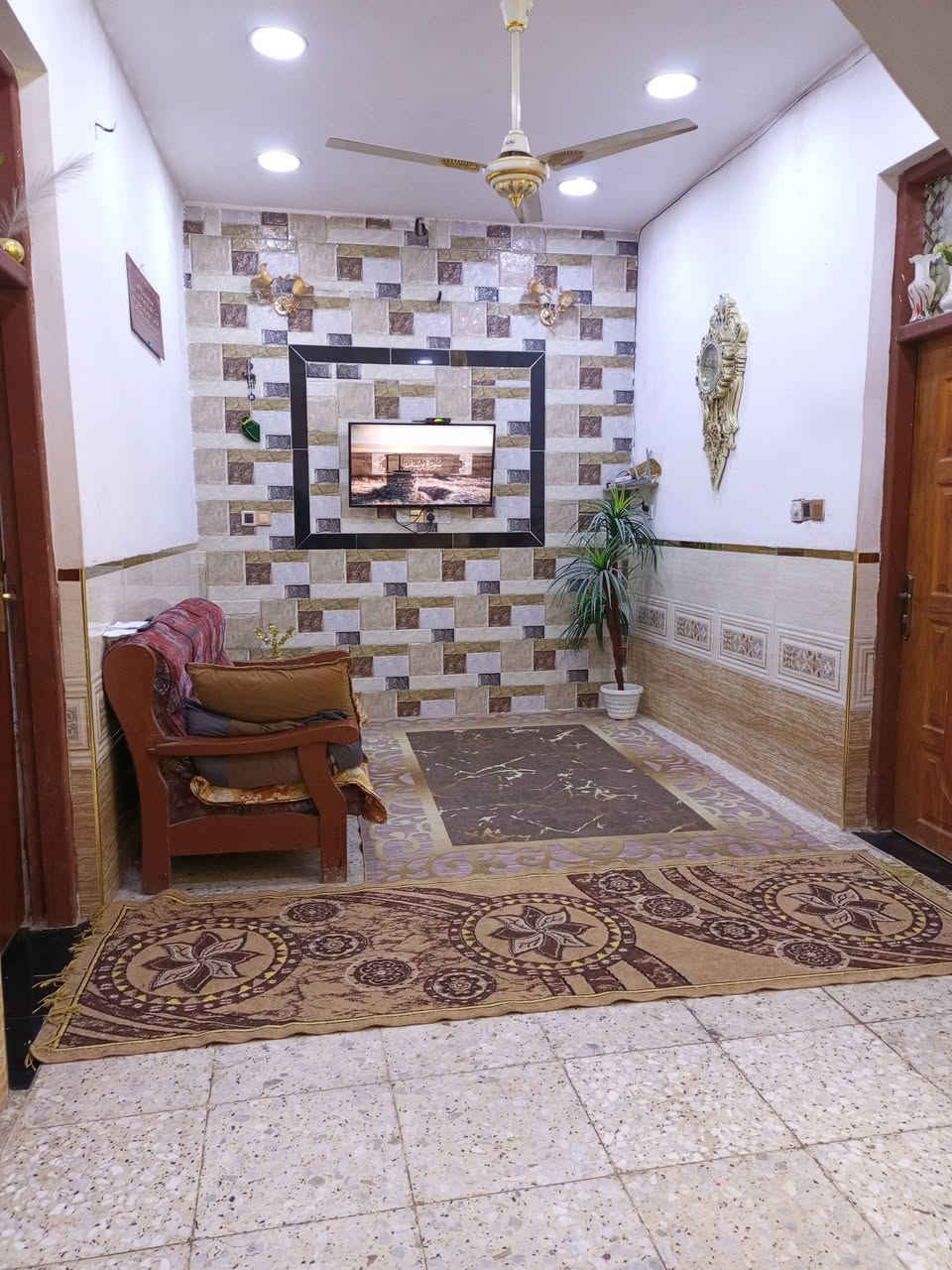 بيت للبيع او للايجار مكانه بلامين الثانيه السده الثانيه ع صعده قريب من المدرسة الاهليه در السلام يحتوي ع صاله واستقبال ومطبخ وغرفه وباقي الخدمات للتواصل خاص او ع رقم ***********
