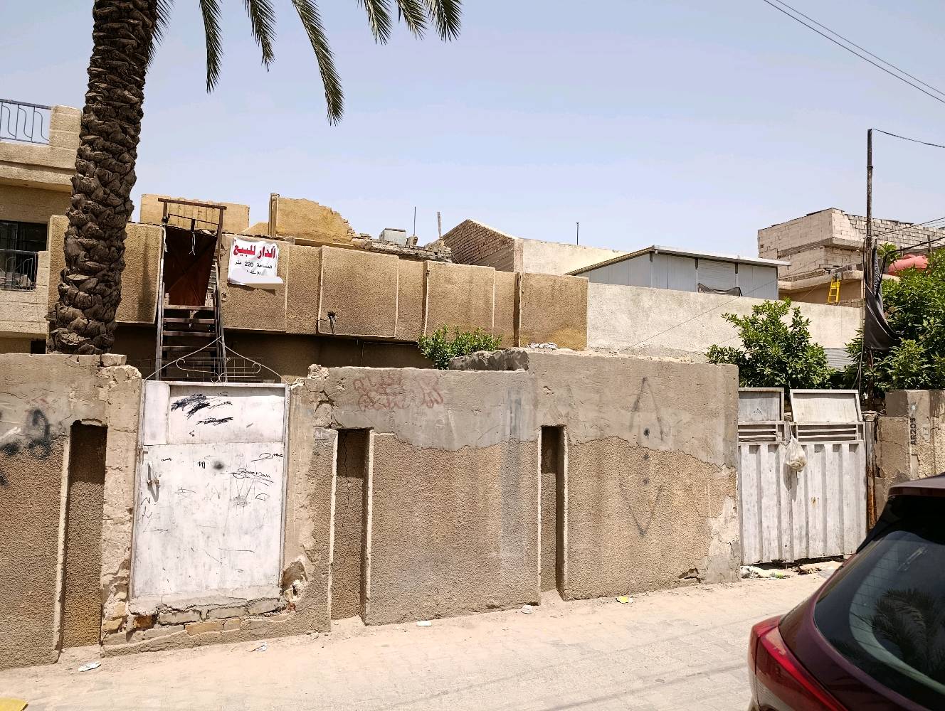 بيت قديم 220 مساحة مكان بغداد شهداء البياع قرب شارع المدارس للبيع. تريد ترمم تريد تفلش بكيفك
ممكن توضّحون شنو نوع الطابو وهل البيت مسجل رسميًا وبيه أي إشكال قانوني لو لا؟: 
طابو صرف
شكد عدد الغرف والصحيات والتوزيع الداخلي بالبيت، وهل أكو حوش أو سطح أو ملحق؟: 
غرف 4ومطبخ واستقبال والملحقات
