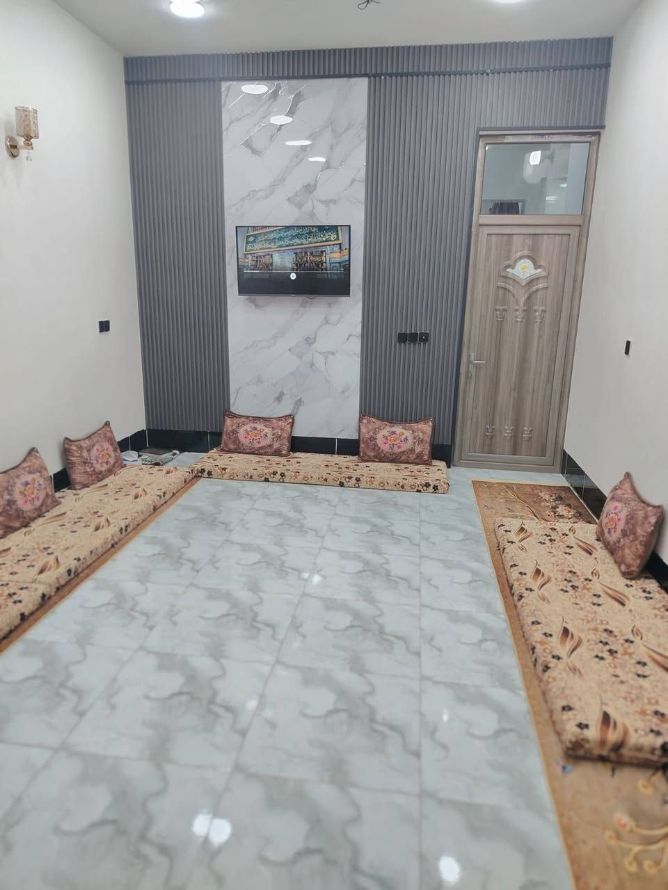 سلام عليكم يوجد بيت للبيع مساحه 155 متر يحتوي على 3غرف نوم وستقبال ومطبخ وحولي وصحيات طابو زراعي سند25 العنوان بغداد الراشديه المراسمه الاتصال على الرقم ***********
