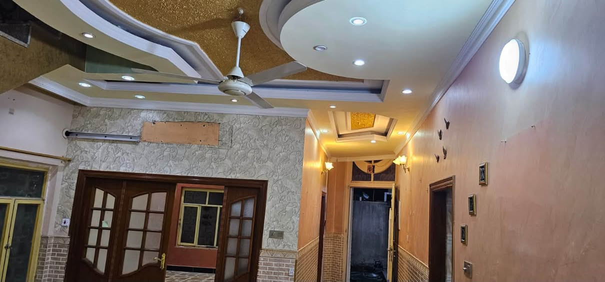 بيت طابقين الايجار في حي الجامعة
القبلة ***********
طابقين 
4 غرف نوم
1 صالة استقبال
2 هول
مطبخ
مخزن كبير
مخزن مطبخ صغير
ثلاثة مجاميع صحية
اناره كاملة
سقيفتين لوقف السيارات
خط انترنت
خط مولد
خط ماء حلو
حديقة كبيرة
خزان ماء
مضخة ماء
كامرات مراقبة
als
مبلغ الايجار 1,500,000
ملاحظة: مبلغ الايجار شامل اجور الماء والكهرباء
