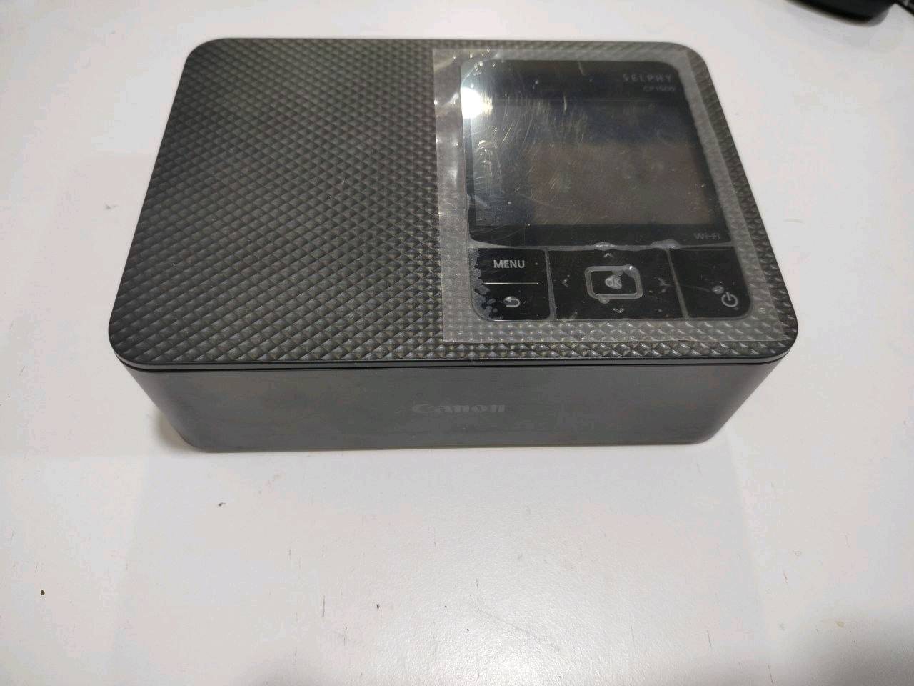 طابعة صور فوتوغرافية كانون سيلفي الأصلية | Canon SELPHY CP1500 (بحال الوكالة) 📸
​للبيع طابعة الصور الشهيرة من شركة كانون، تطبع صور استوديو بدقة وألوان خرافية وبثواني من موبايلك مباشرة. الجهاز نظيف جداً جداً واستخدام بسيط (لزكة الحماية الأصلية بعدها على الشاشة) وياها كارتونها.
​المواصفات والمميزات:
​اتصال لاسلكي (Wi-Fi): تطبع مباشرة وبكل سهولة من الموبايل (آيفون أو أندرويد) عن طريق التطبيق، وتدعم أيضاً الفلاش ميموري وميموري كارت (SD).
​جودة استوديو احترافية: تقنية الطباعة الحرارية الصبغية، تنزل طبقة حماية تخلي الصورة ضد المي والخدوش والبصمات وما يبهت لونها بمرور السنين.
​شاشة ملونة وأزرار تحكم: حتى تعاين وتعدل الصورة قبل لا تطبعها.
​أحجام متنوعة: تطبع قياس كارت بوستال قياسي (10×15 سم)، وصور الجوازات والمعاملات والملصقات المصغرة.
​حجم صغير وأنيق: تصميم عصري وخفيف تكدر تاخذه وياك لأي مناسبة أو سفرة وتطبع ذكرياتك بلحظتها.
​💰 السعر: 130 ألف دينار (وبيها مجال للشراي حق الجية).
📍 الموقع: [حي الغفران]
📩 للتواصل: راسلني خاص أو على الرقم‏‪***********‬‏