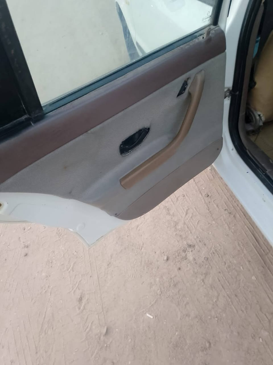 السلام عليكم سيارة سمند للبيع موديل عشره السيارة حدادية جديده ورة وكدام تخم تاير جديد السيارة مدوشمه كاعيات وكشنات كير جديد مكينتها بيها بداية خيط بخار السيارة رقم نكليزي بسمي شخصياً كهربائياته شغاله مكان السيارة نجف كوفة سعر السيارة 30 وبيها مجال للطيبين 
رقمي ***********
