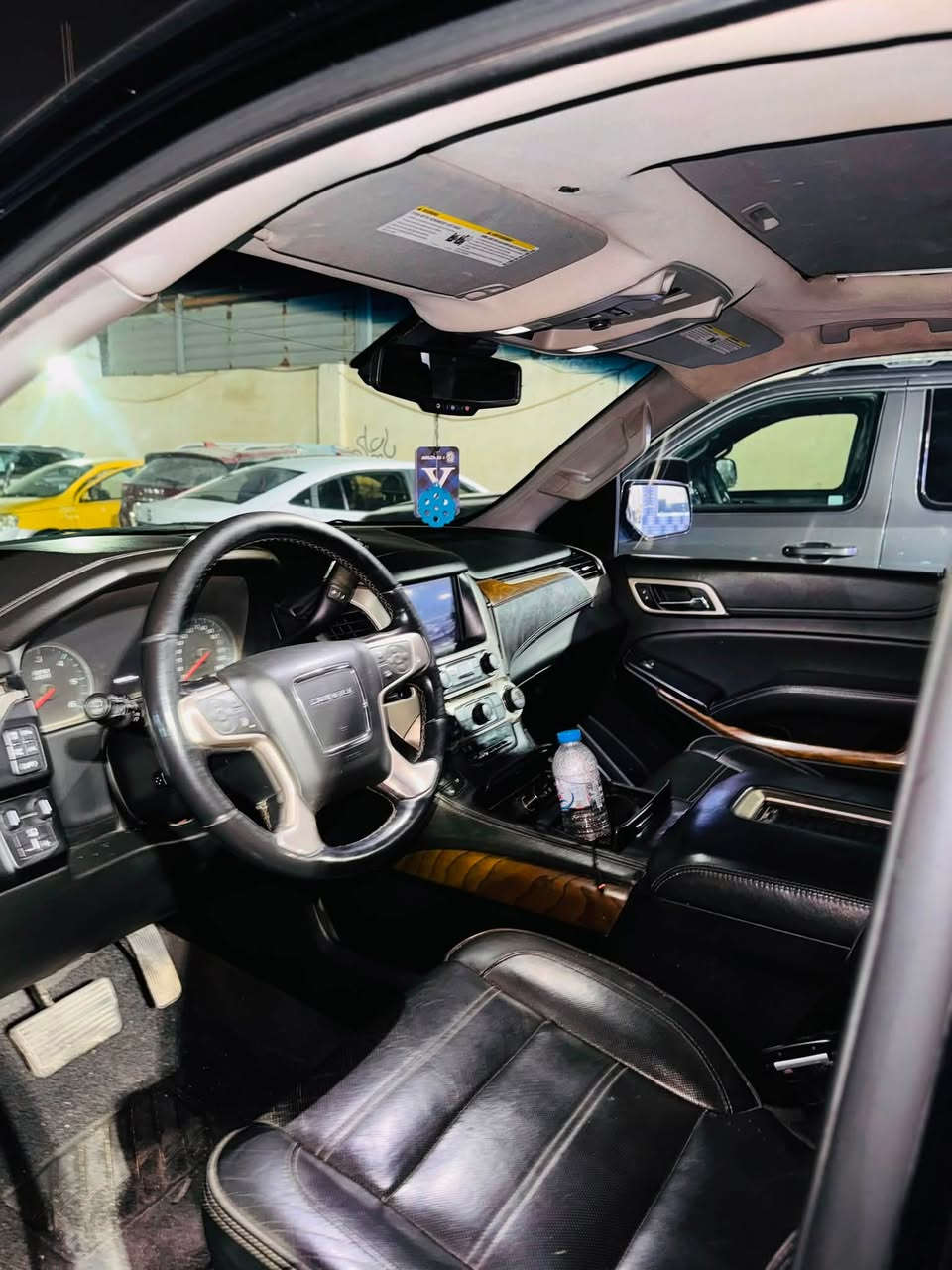 سلام عليكم
 جمسي دنلي فول 
مواصفات 
موديل2020
 كشنات Vip 
 كشنات كهربائي 
ضربته بابين وجاملغ خلفي
 باقي سياره كفاله رقم بغداد تحويل ثاني يوم 
السعر 280$
الرقم ***********
