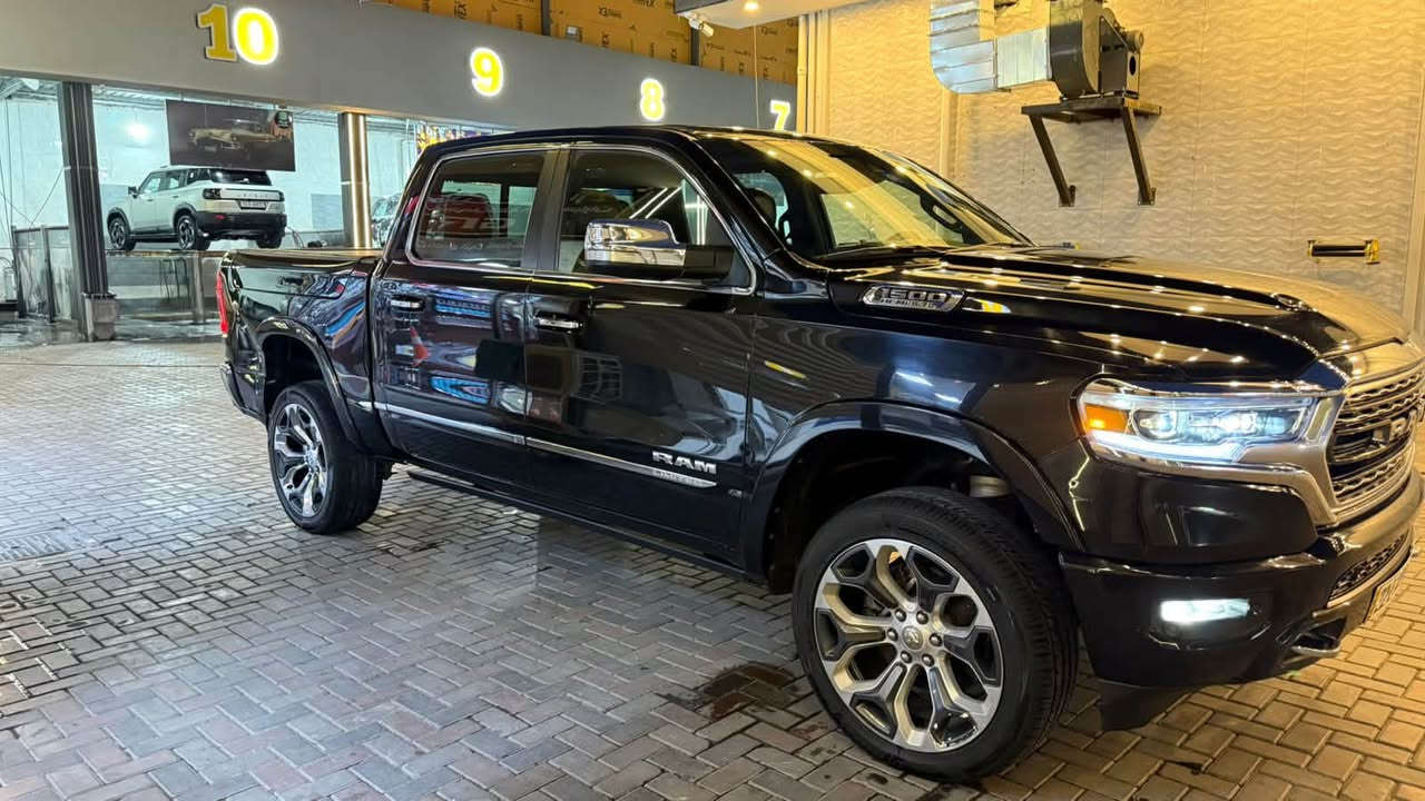 السلام عليكم تحية طيبة للجميع ….
للبيع رام 2020 فول مواصفات لمتدد 

تأتي شاحنة RAM 1500 Limited 2020 كأعلى وأفخم فئة في أسطول رام، وتجمع بين الأداء القوي والمقصورة الفاخرة.

المحرك والأداء

 * المحرك القياسي: 5.7 لتر V8 HEMI.

 * القوة: 395 حصان.

 * عزم الدوران: 556 نيوتن.متر.

 * ناقل الحركة: أوتوماتيكي من 8 سرعات (TorqueFlite).

 * نظام الدفع: دفع رباعي (4WD) مع أوضاع متعددة (Auto, 4H, 4L, 2H).

 * نظام eTorque (اختياري): نظام هجين بسيط (Mild-Hybrid) يُضيف عزمًا إضافيًا عند الانطلاق ويحسن استهلاك الوقود.

 * قدرة السحب: تصل إلى أكثر من 5,700 كجم (حسب التجهيزات).

التصميم الخارجي

 * الشبك الأمامي: تصميم خاص بفئة Limited من الكروم اللامع.

 * الإضاءة: مصابيح LED بالكامل (أمامية وخلفية) متكيفة مع دوران عجلة القيادة.

 * العجلات (الرنغات): قياس 20 بوصة قياسيًا (مع توفر خيار 22 بوصة).

 * الدواسات الجانبية: كهربائية تخرج وتختفي أوتوماتيكيًا مع فتح وإغلاق الأبواب.

 * صندوق الخلفي: فتح غطاء الصندوق عن بُعد، مع توفر نظام RamBox للتخزين الجانبي وقفل كهربائي.

المقصورة الداخلية والراحة

 * المقاعد: جلد natural full-grain فاخر، مع دعم التدفئة والتبريد (التهوية) للمقاعد الأمامية والخلفية.

 * التخشيب واللمسات: تطعيمات من الخشب الطبيعي والألومنيوم الحقيقي في الشفرات واللوحة الأمامية.

 * الشاشة المركزية: شاشة تعمل باللمس قياس 12 بوصة عمودية بنظام Uconnect 4C NAV، تدعم Apple CarPlay و Android Auto.

 * النظام الصوتي: نظام فاخر من Harman Kardon بـ 19 سماعة وبقوة 900 واط.

 * فتحة السقف: بانورامية مزدوجة.

أنظمة التعليق والأمان

 * نظام التعليق الهوائي (Air Suspension): نظام تعليق هوائي على العجلات الأربع متكيف (4-Corner)، يسمح بتعديل ارتفاع الشاحنة لخمس مستويات (لتسهيل الدخول، تحسين الانسيابية على السرعات العالية، أو زيادة الارتفاع للأوف رود).

 * مساعدة السائق:

   * كاميرا 360 درجة مع رؤية محيطية.

   * نظام كبح أوتوماتيكي في حالات الطوارئ (Forward Collision Warning).

   * رادار ومثبت سرعة متكيف (Adaptive Cruise Control).

   * نظام الحفاظ على المسار (Lane Keep Assist).

   * مراقبة النقاط النائية (Blind Spot Monitoring) مع تغطية زاوية المقطورة.

   * نظام الاصطفاف الذاتي (ParkSense).

السياره مواصفات شكد ماحجي بيها اكثر السياره خير من الله كير محرك بالمشي السياره كامله مكمله من كلشي للاخير على آخر حبايه ماشيه 86 

حادثها جاملغ خلفي  اليمنى مصلح وصايره بيها طخه بنفس الجاملغ من اخذتها يعني بيها وبعدها ممصلحه وبايتين مبدلات فقط لا شاصي لا لعد لا تكمه حادثها سطحي حتى ايرباك مطاك وصور الحادث بالمنشور 

رقم السياره : أربيل

رقم الهاتف: ‭***********‬

رقم الهاتف:  ***********

السعر: $ 280 $‬ وبيها مجال قليل 

او مراوس F150 حسب القناعه 

 

وشكراً ونعتذر عالاطاله 🙏
