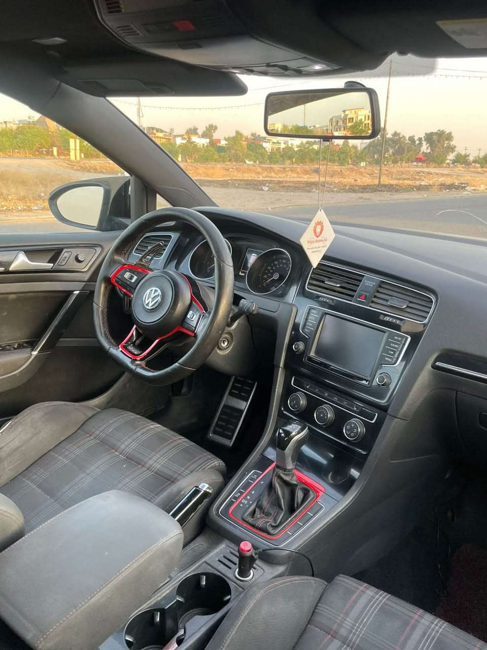 كولف gti ٢٠١٧
سه يارەکە بەس بۆنیتی بؤياخه
ژۆرێی نیە پێش و پشت کەپس
دەرگەیەکی ٢ بست ساردەکوتە 
رەقەم و سەنەوی نوێیە
سیستەم صەوتی لەسەرە
به گلایت سمۆك
كێر تؤماتيك و ٣ گێر
٣ مۆدى لێخورين
نۆرماڵ + یکۆ + سپۆرت
سەیارەکە مەکینەی کرایتەوە
گێر و مەکینە بەشەرت
ويلى ١٩ ئينجى ثارٍ
موشتەری نی چات مەکە تکایە 
120 $ وەرەقە و ماجالێکی کەم
 3VW4T7AUGHM002232
*********** أربيل, العراق
