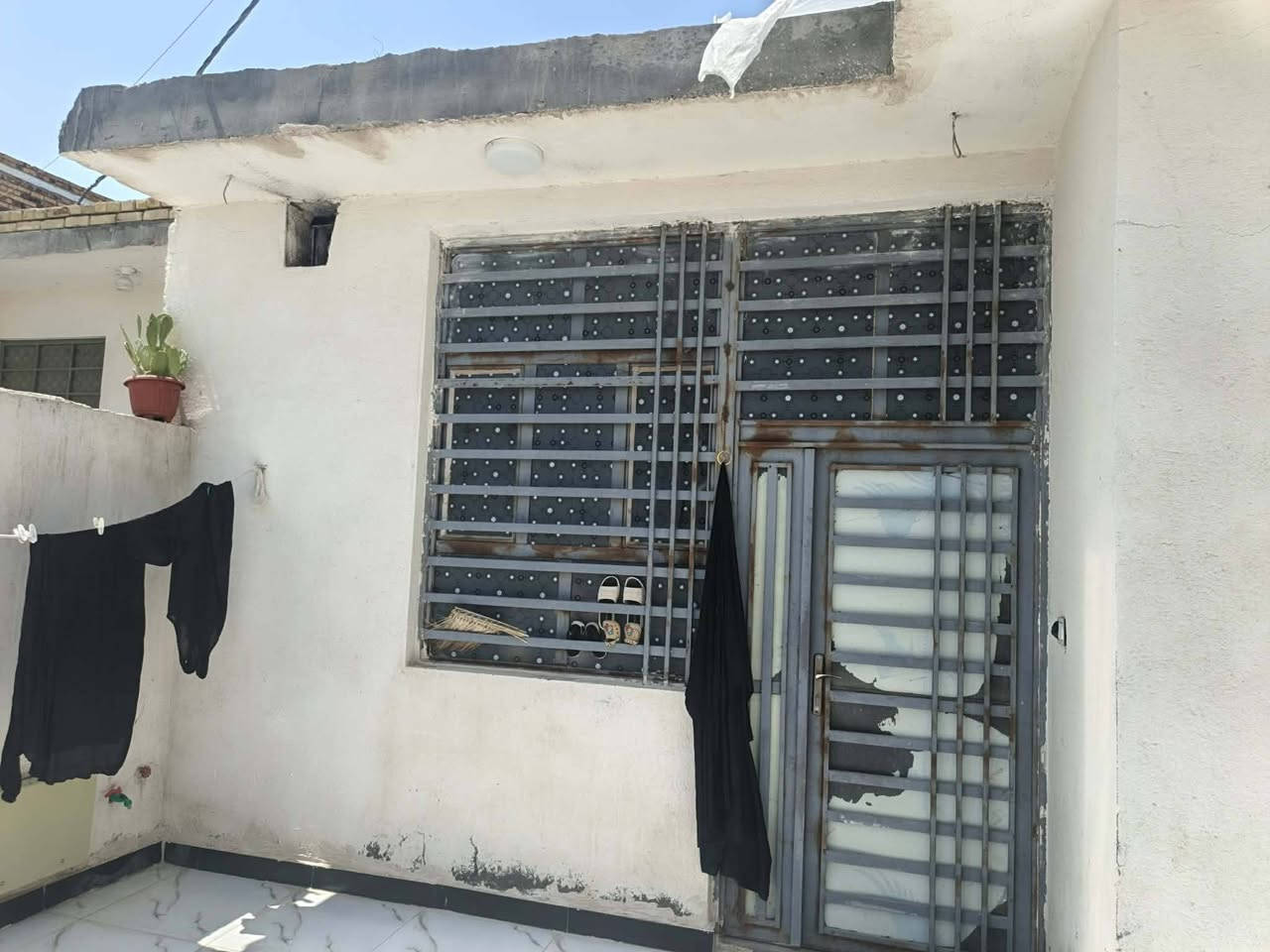 السلام عليكم البيت البيع 
العنوان ناصرية السكان صناعي مقابل حي جوادين عمود 46 شارع الصحن 
التفاصيل مساحة 200 بناء طابوق صب حديث كامل البيت كهربائيات نقص بسيط بيه
ستفسار ***********
