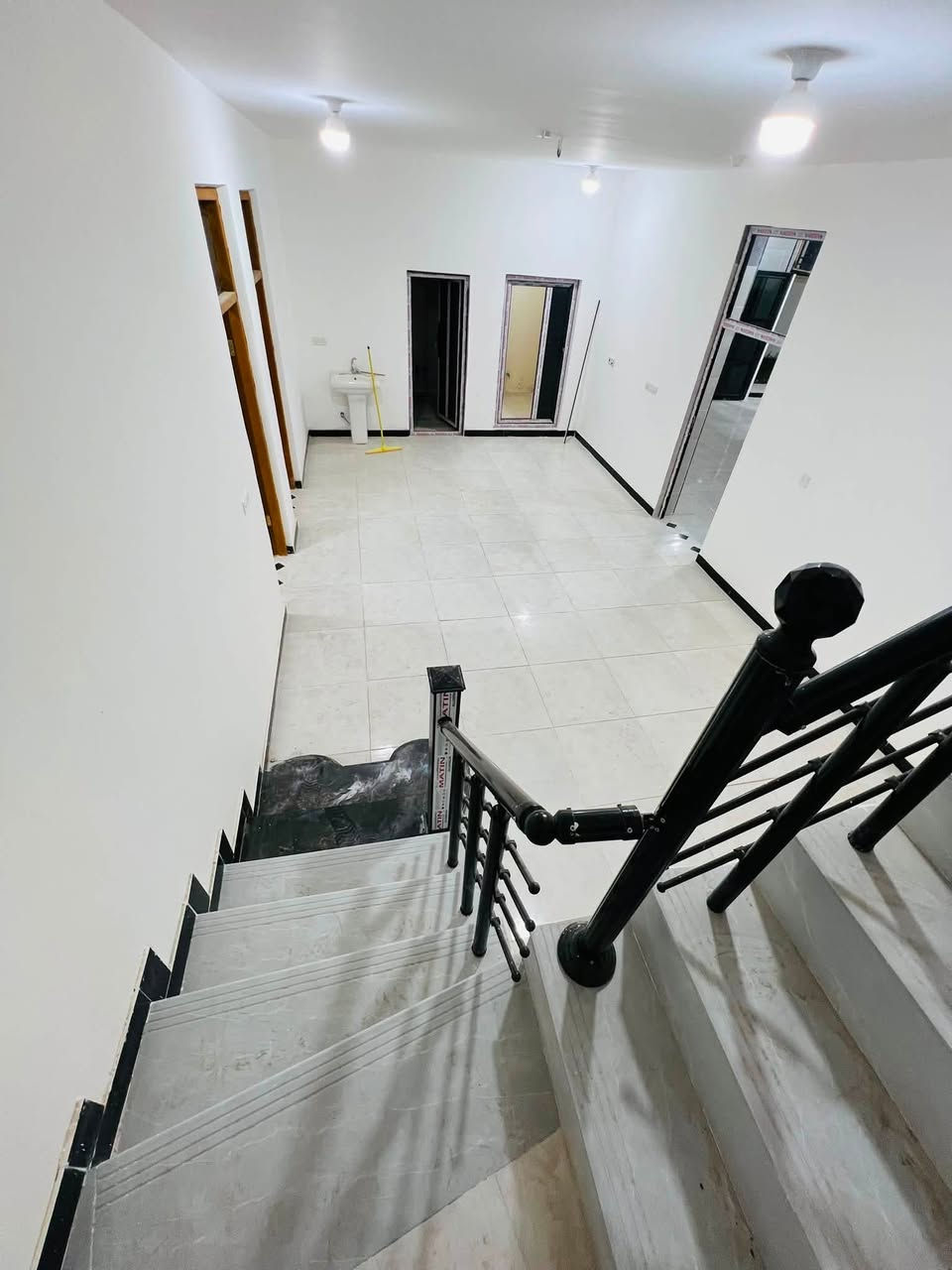 بسم الله الرحمن الرحيم
🏠 إعلان بيع عقار
للبيع بيت في منطقه(عايد الناصر)
📐 المساحة: 400 م²
🛏️ عدد الغرف: 4 غرف
📜 نوع السند: طابو زراعي
📍 الموقع: واسط – الزبيدية
💰 السعر والمعلومات بالتواصل المباشر
📞 للاستفسار: ***********
🏢 العمدة للعقار   انستا  v.nq_r
