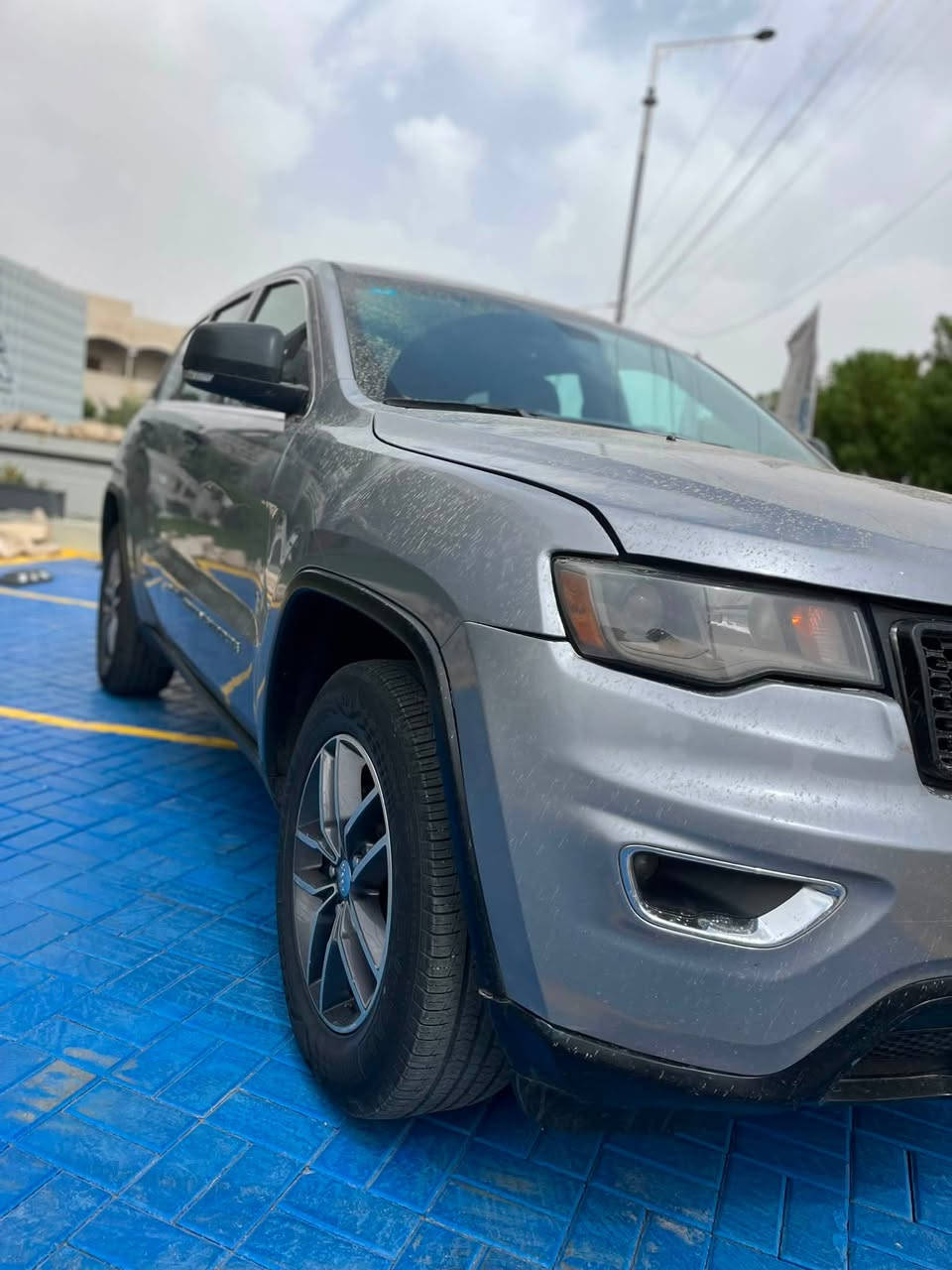 جيب كراند شيروكي 2020 Limited
السيارة رقم بصرة دولي توا صاعدة هزة شرط التحويل بأسمي شخصياً حادثها جاملغ وبنيد وبيها قطعتين كلير 
والباقي كفالة 
تشغيل بصمة وبصمة أبواب
شاشة كبيرة
سلايد
كاميرا خلفية
صندوق كهربائي
حساسات أمامية وخلفية
كروز كنترول
كشن جلد كهرباء
كشنات تدفئة
لايت LED وزينون
 العنوان بصرة 
رقم الهاتف: ***********
