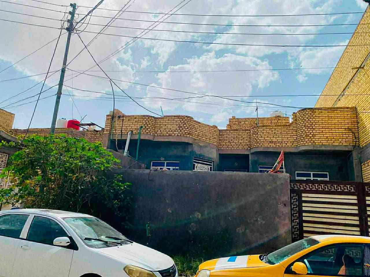السلام عليكم بيت للبيع 200م  بناء حديث كله طابوك سقف ورباط كونكريت سطح شتايكر سيراميك ارضي جداري
بي غرفتين وصاله ومبطخ ومناور ثنين ومدخل واستقبال وحمام داخلي وخارجي +حديقه خارجيه وعرض الشارع 14م وكافه الخدمات ماء مجاري كهرباء تبليط ورصيف بلباب عنوانه على طريق السفينه قرب جامعة الامام جعفر الصادق 
او على طريق الزيدناويه مقابيل الشركه الهنديه خلف مدرسه الأمنيات
***********رقمي لتواصل اتصال :واتساب
