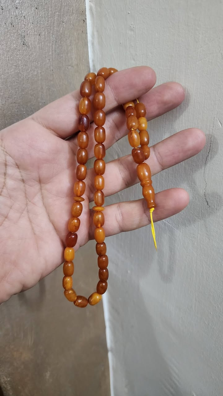 السلام عليكم 
كهرب الماني قديم اصل عقود 
الوزن ١٩ غرام 
٤٥ خرزة 
للإستفسار متوفر واتساب 
***********
متوفر توصيل في بغداد والمحافظات
