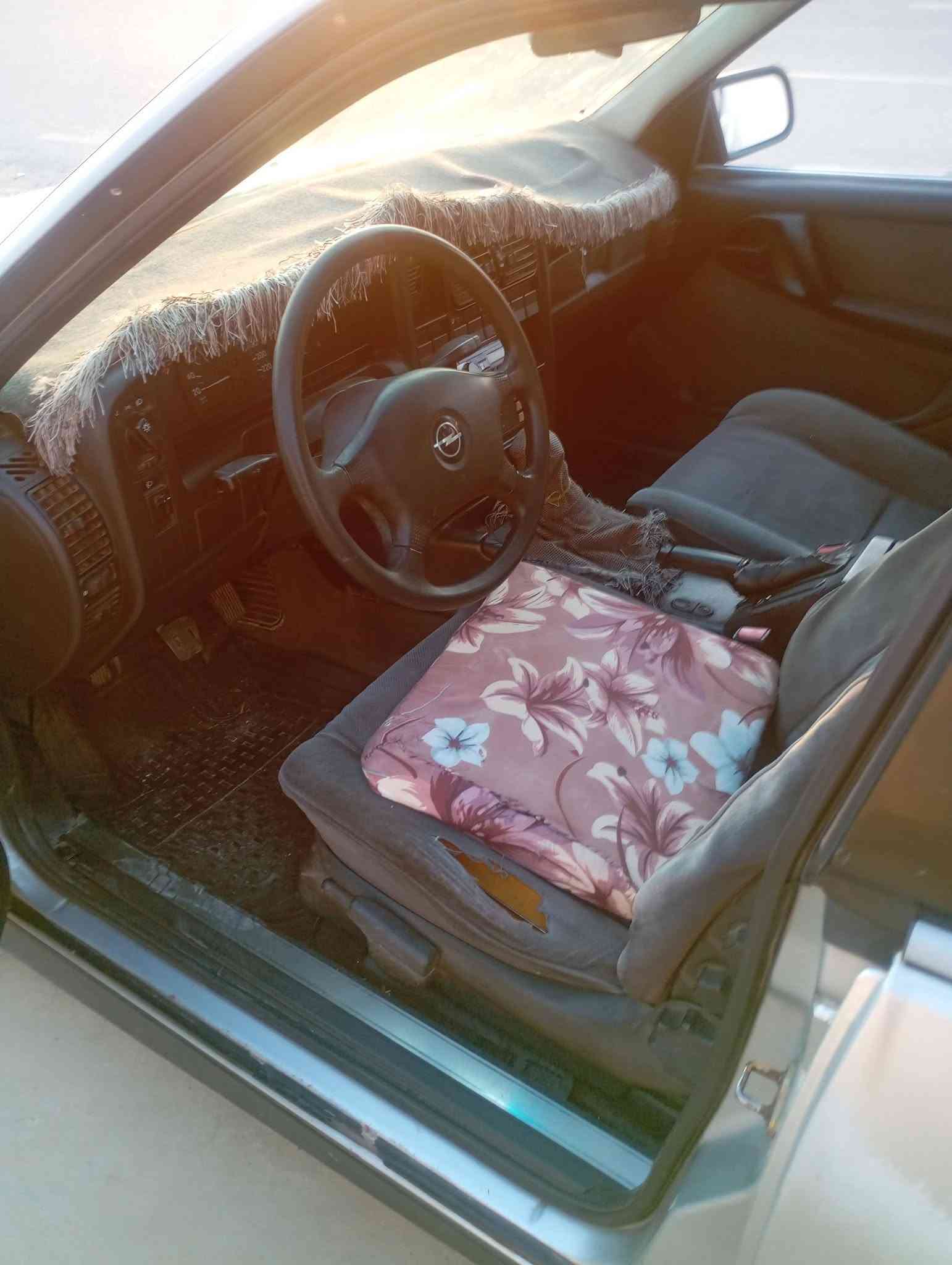 السلام عليكم اوبل اوميكا موديل 92 حجم 20 اني الشرعي سنويه وهزة جديدة سيارة بدون صبغ بعد دواير مامصلحة بدون أي ضرر كير محرك وطخم شرط السعر 35 وبيها مجال بسيط مكلف بنشر  ***********
