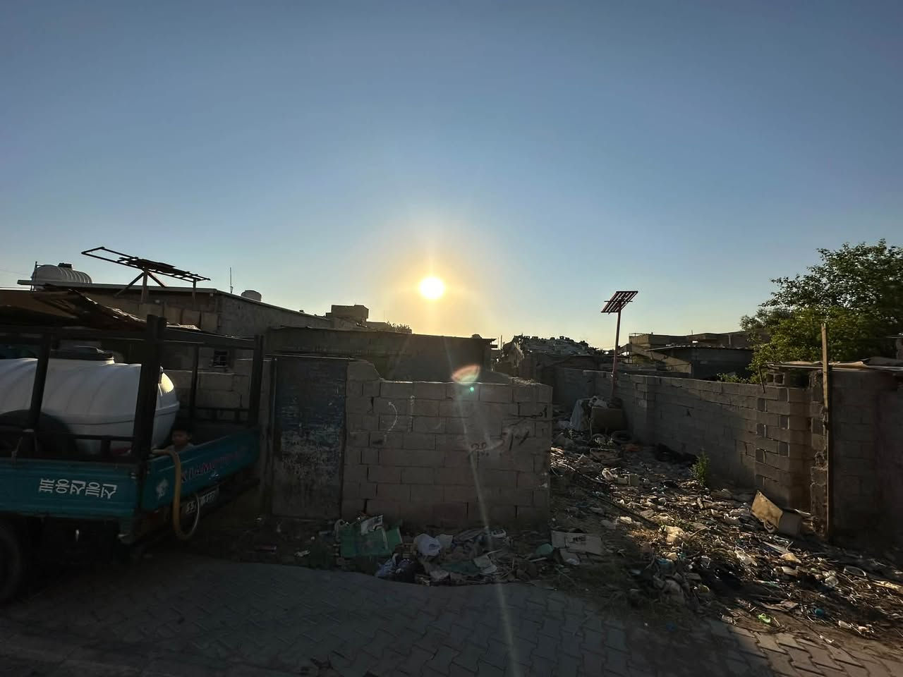 قطعه مع بيت صغير  غرفه ومطبخ وصحيات 150 متر  بيت متروك في منطقه الفضيليه حي القدس خلف مستشفى الفضيليه بشارع مرتظى ابو الأسواق واجه11نزال 15   مي كهرباء مجاري تبليط كاملات السعر  38وبي مجال لاتصال ‭***********‬
