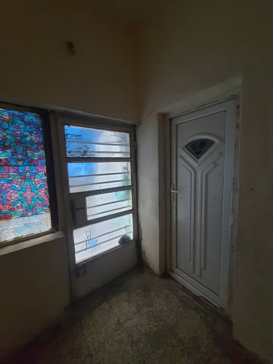 دار للبيع 
المساحة 150 الواجهة 7.5 النزال 20 

الدار طابقين يحتوي الطابق الاول على غرفة نوم و مطبخ و ( حمام و تواليت ) و حديقة و ترك خلف البيت و يحتوي الطابق الثاني على غرفة نوم و سطحين 

السعر النهائي 175 مليون 

للاتصال على رقم ***********
