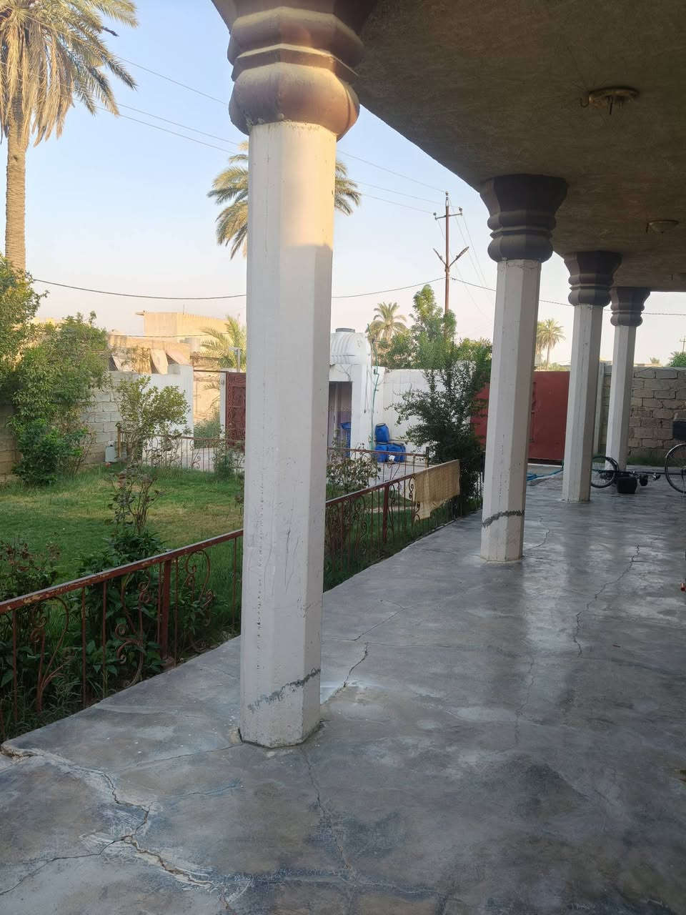 دار للبيع الهرونية منطقة أمام طالب
يتكون من غرفة نوم 2+ استقبال+هول+مطبخ+مجمع درج) مي مجارج كهربا  كامل من كل شي ‏(حديقة )ممرات داير البيت للتواصل‪***********‬
